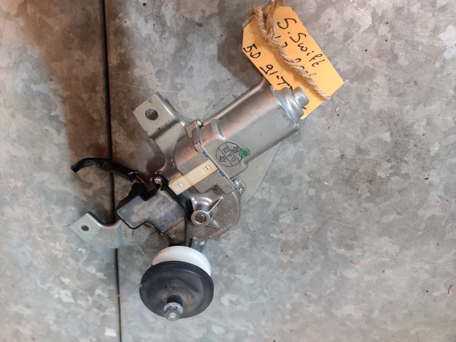 Suzuki Swift ruitenwissermotor met stangen
