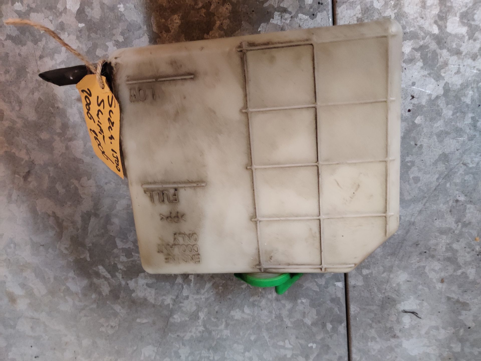Suzuki Swift 1.3 koelvloeistofreservoir