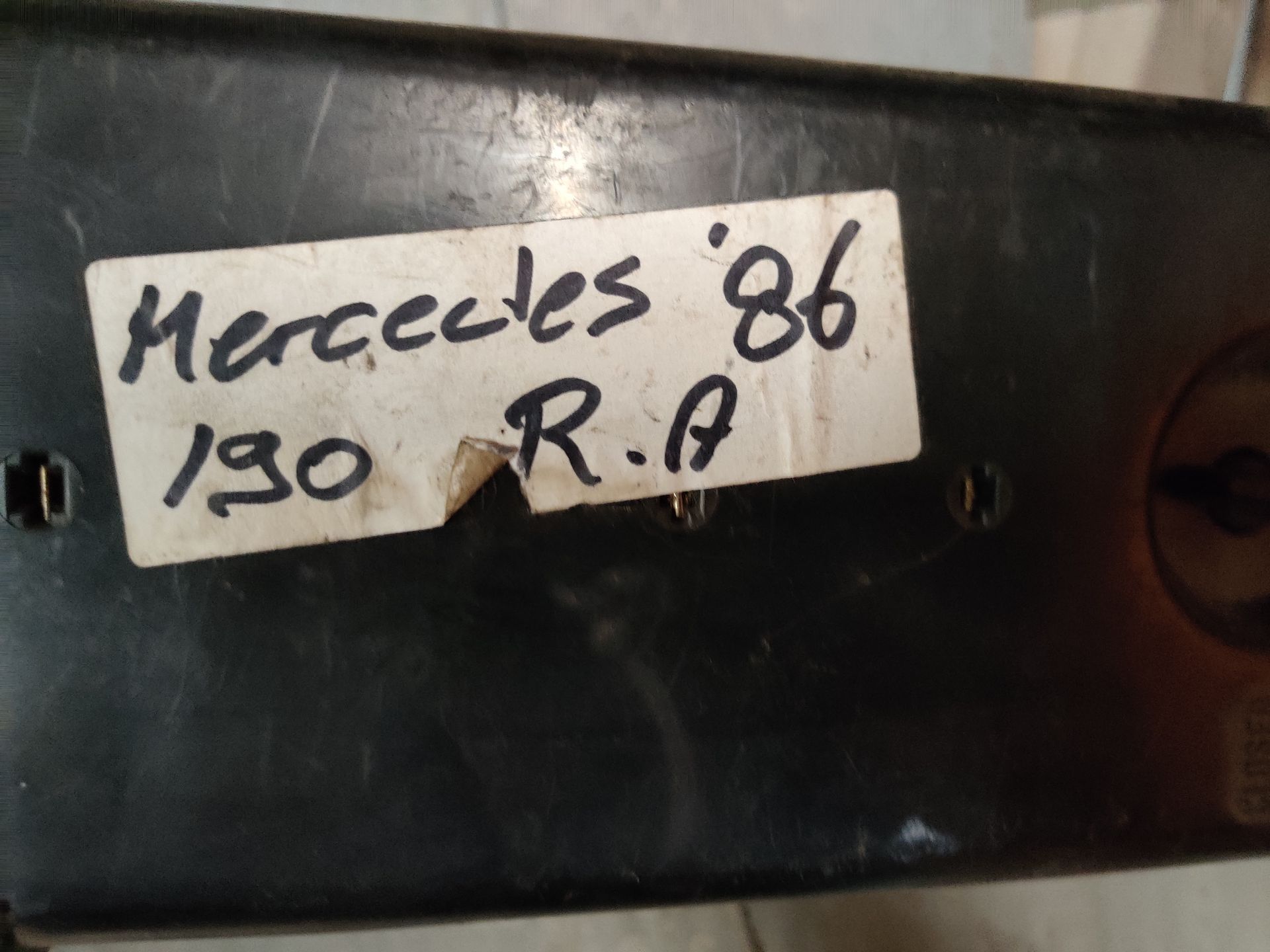 Mercedes 190 uit 1986, een afdekplaat van het rechter achterlicht (zit in kofferbak).