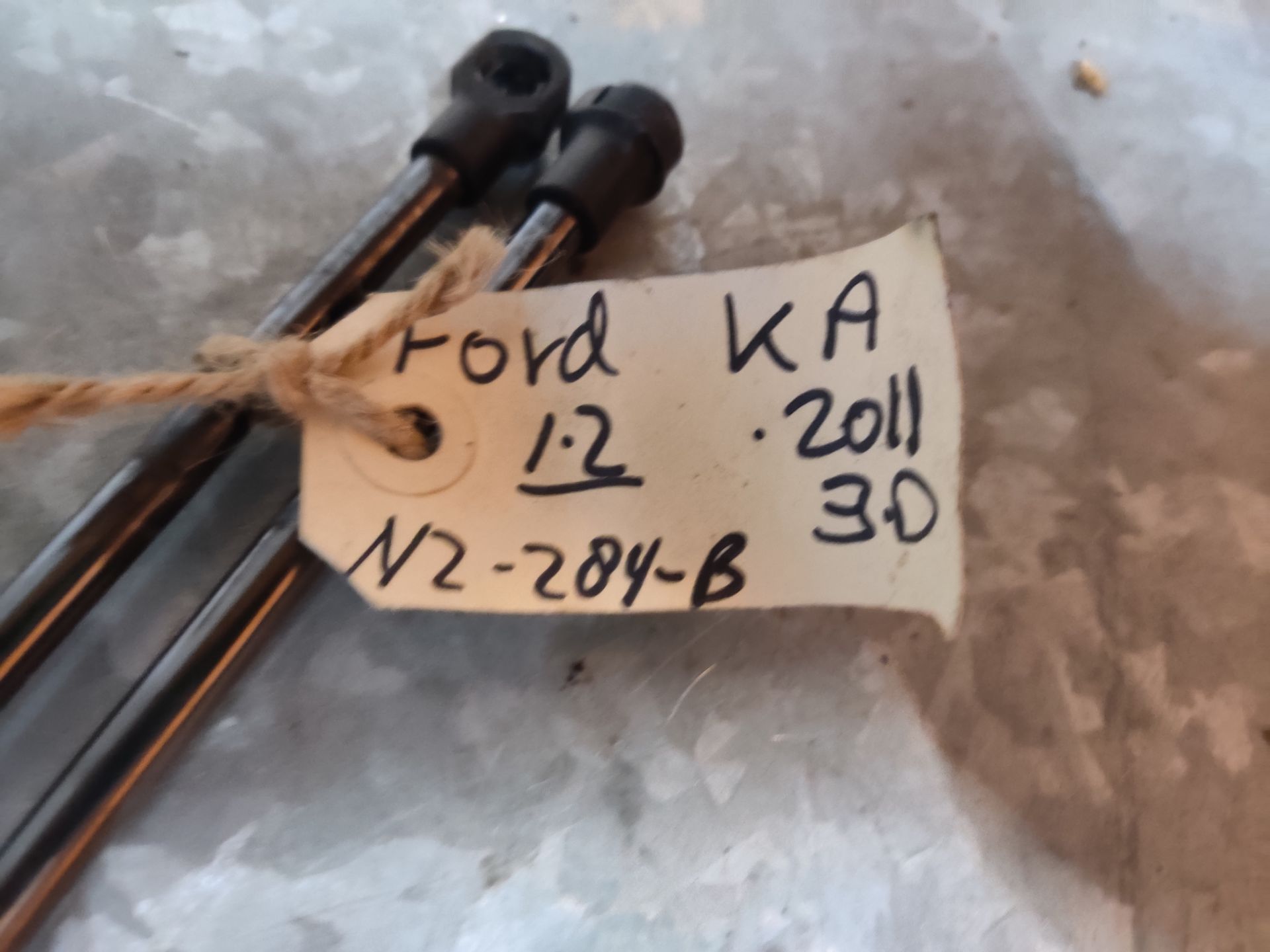 Ford Ka set gasveren van de achterklep