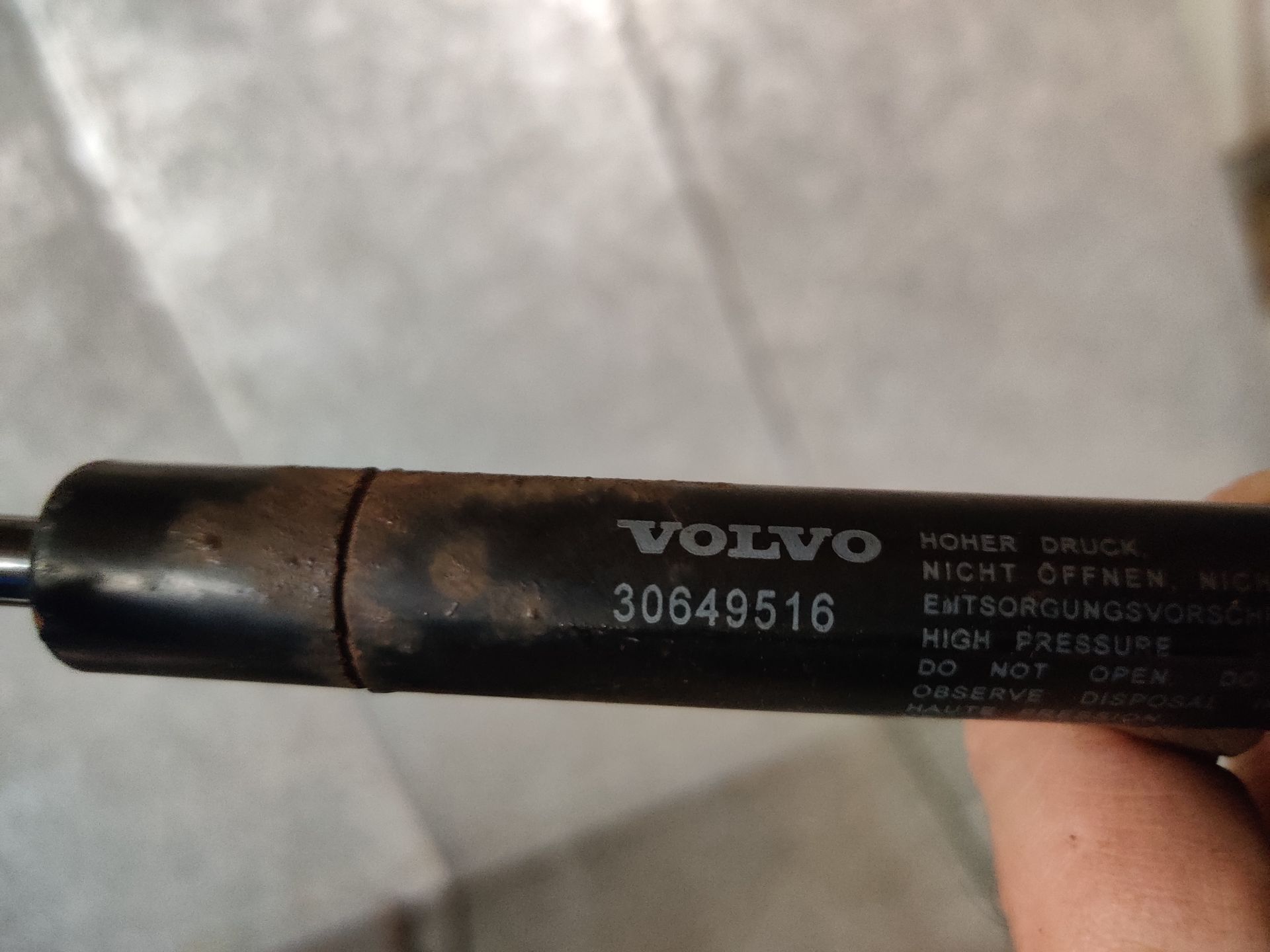 Volvo V70 2.4 een gasveer van de motorkap