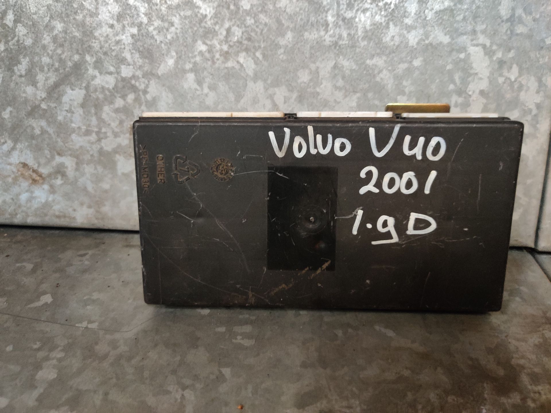 Volvo V40 computer centrale deurvergrendeling van een 1.9D model uit 2001.