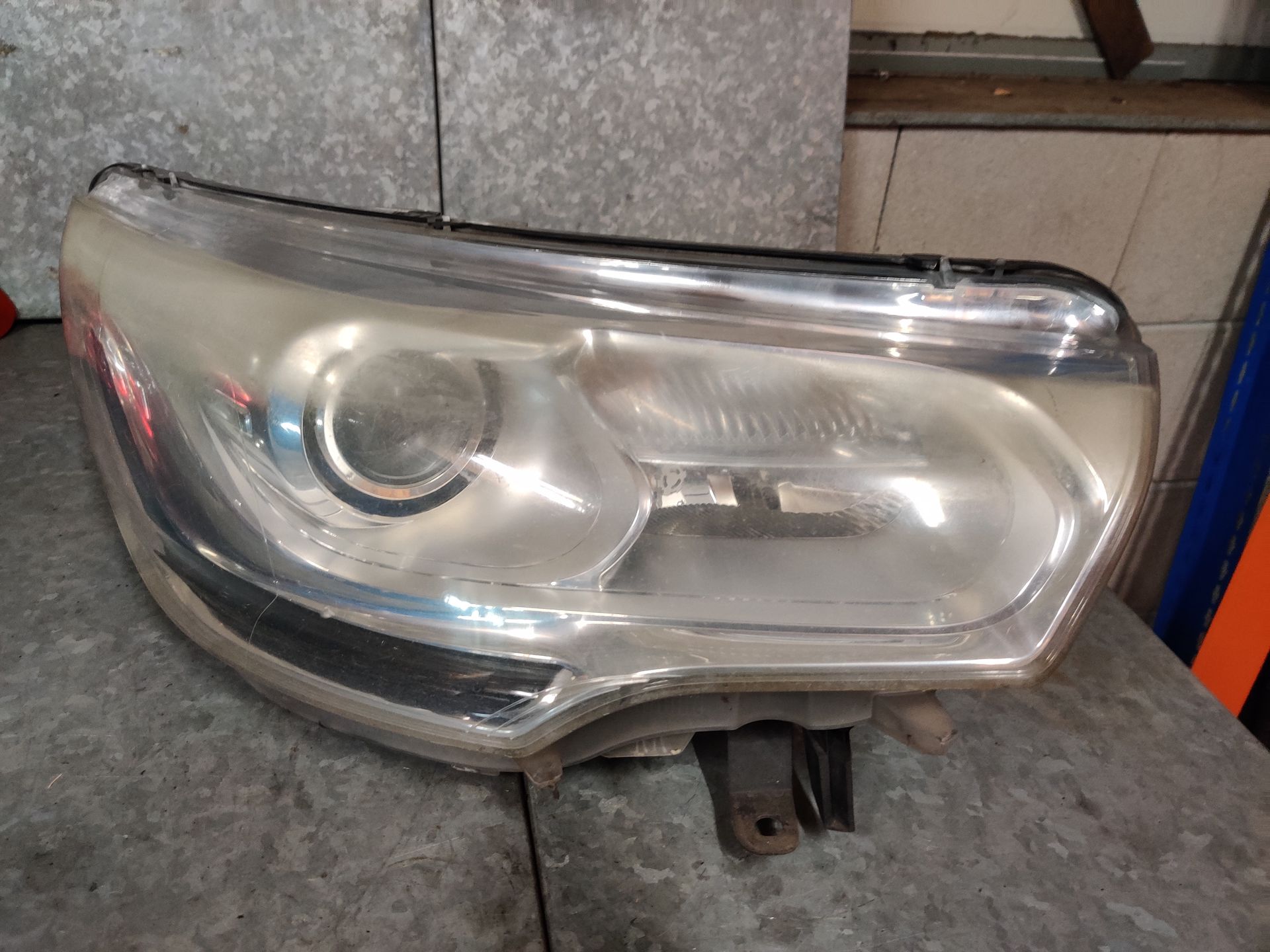 Citroen C4 rechter Xenon koplamp.