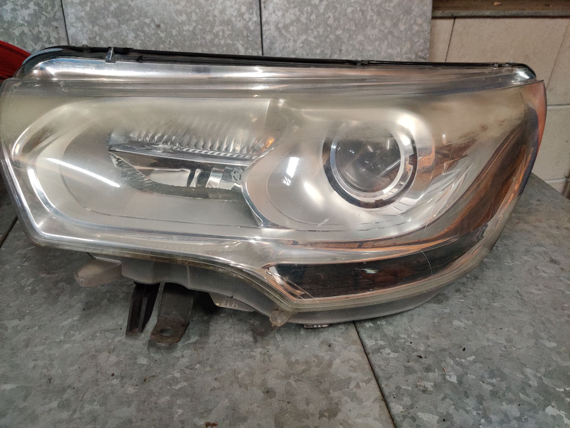 Citroen C4 linker Xenon koplamp.