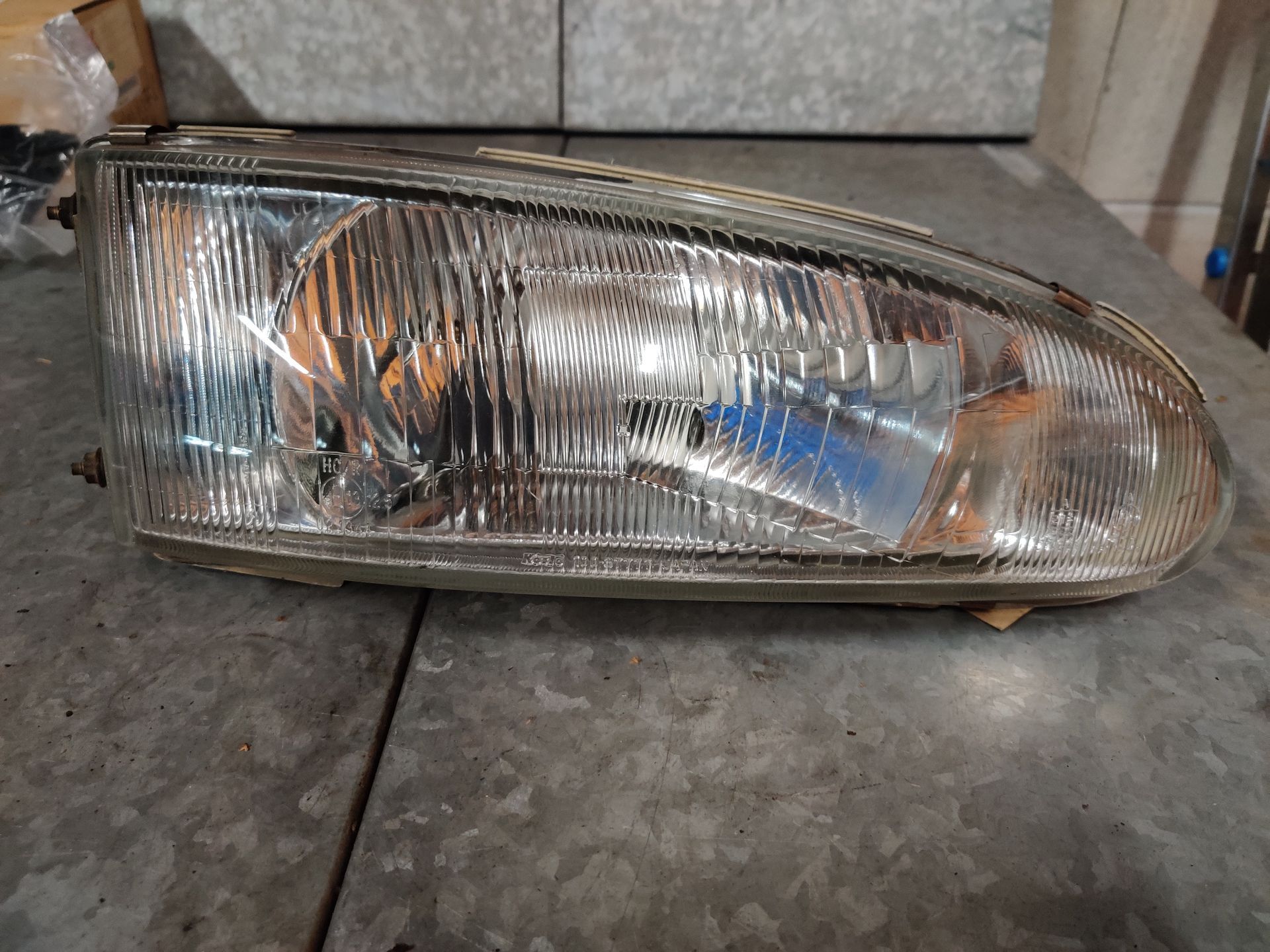 Mitsubishi Colt rechter koplamp uit 1991.