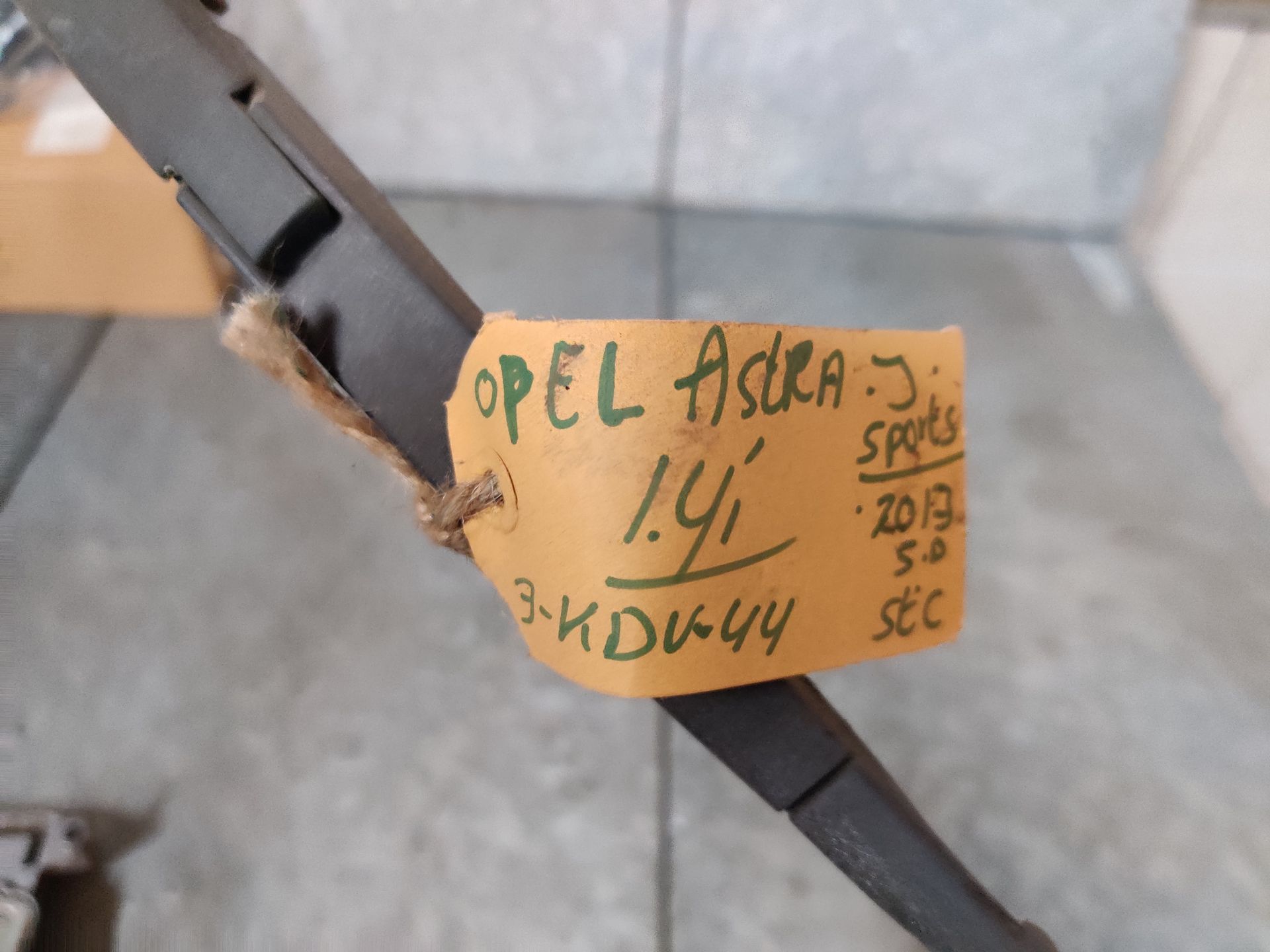 Opel Astra J ruitenwisserarm van de achterklep