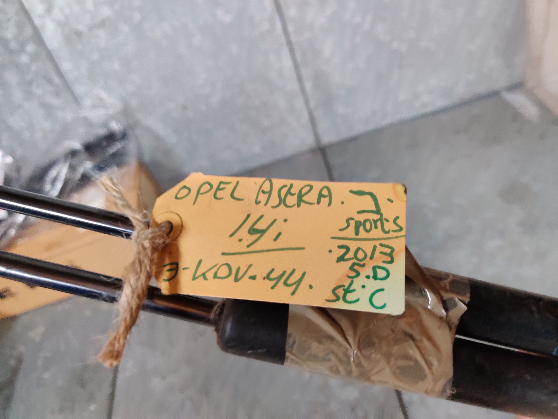 Opel Astra J station, ruitenwisserarm van de achterklep