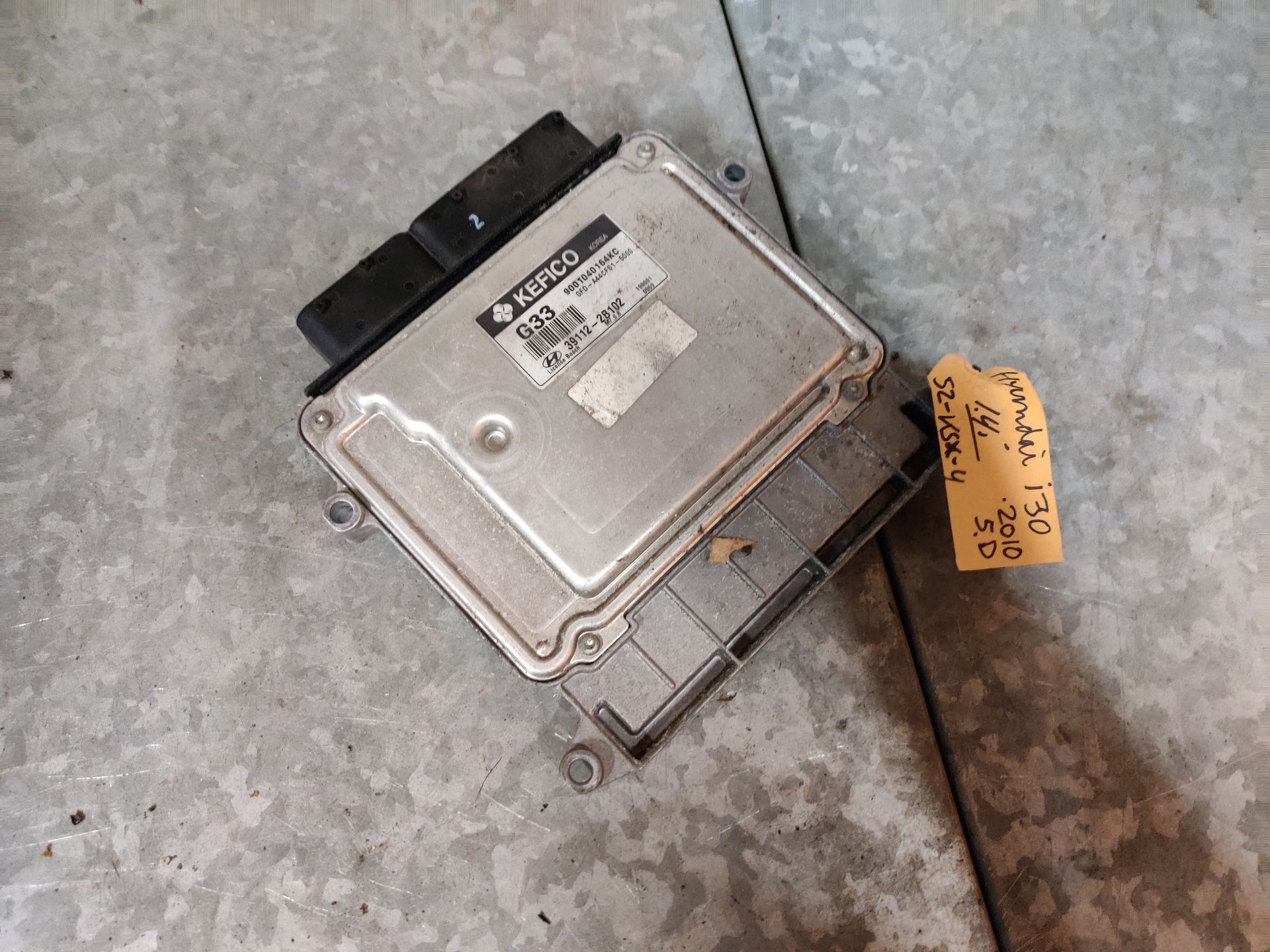 Hyundai i30 motor control unit ECU van een 1.4i uit een 2010 model.