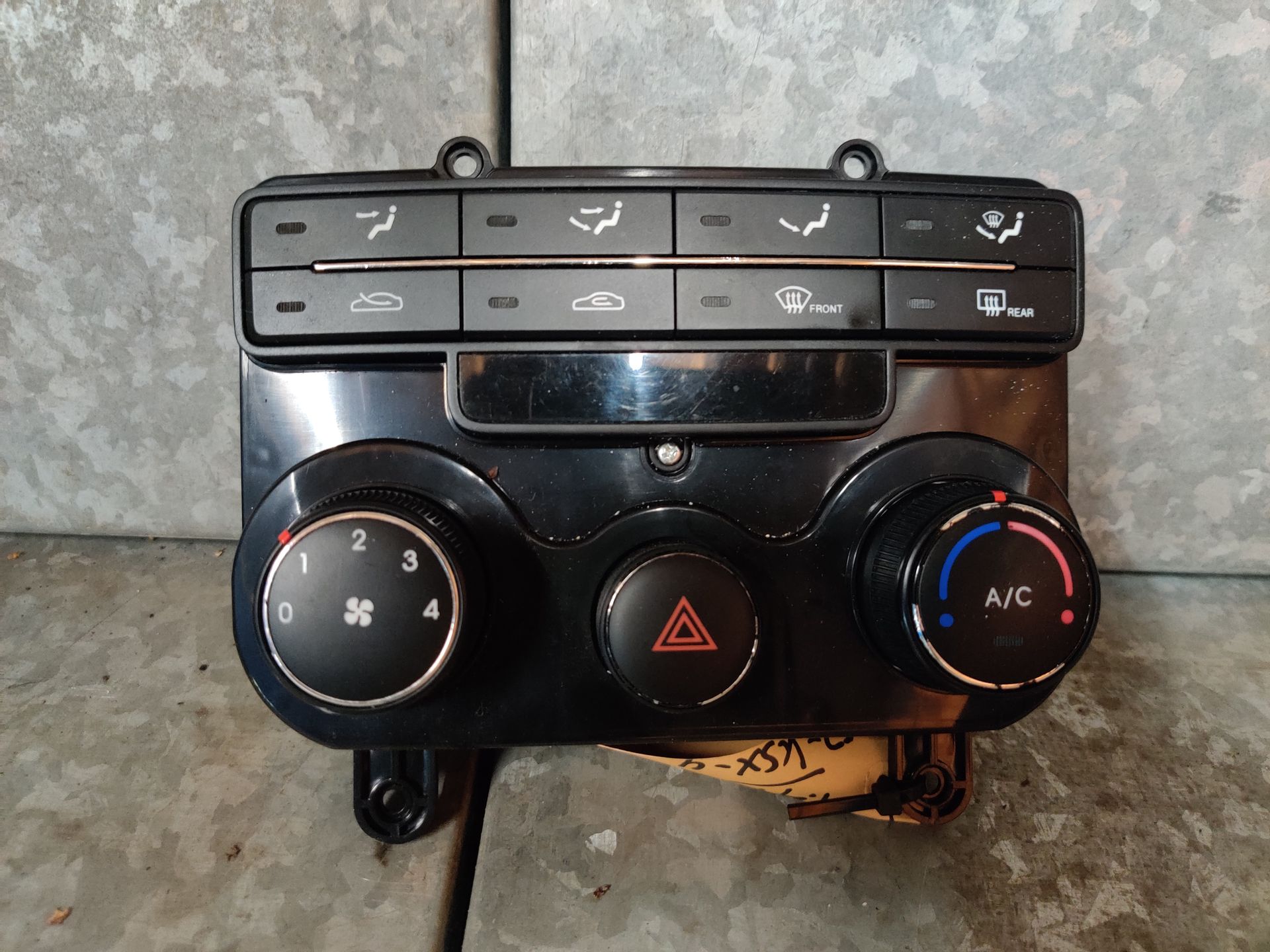 Hyundai i30 middenconsole met airco, aanjager, alarmlichtschakelaar (2010), gebruikt.