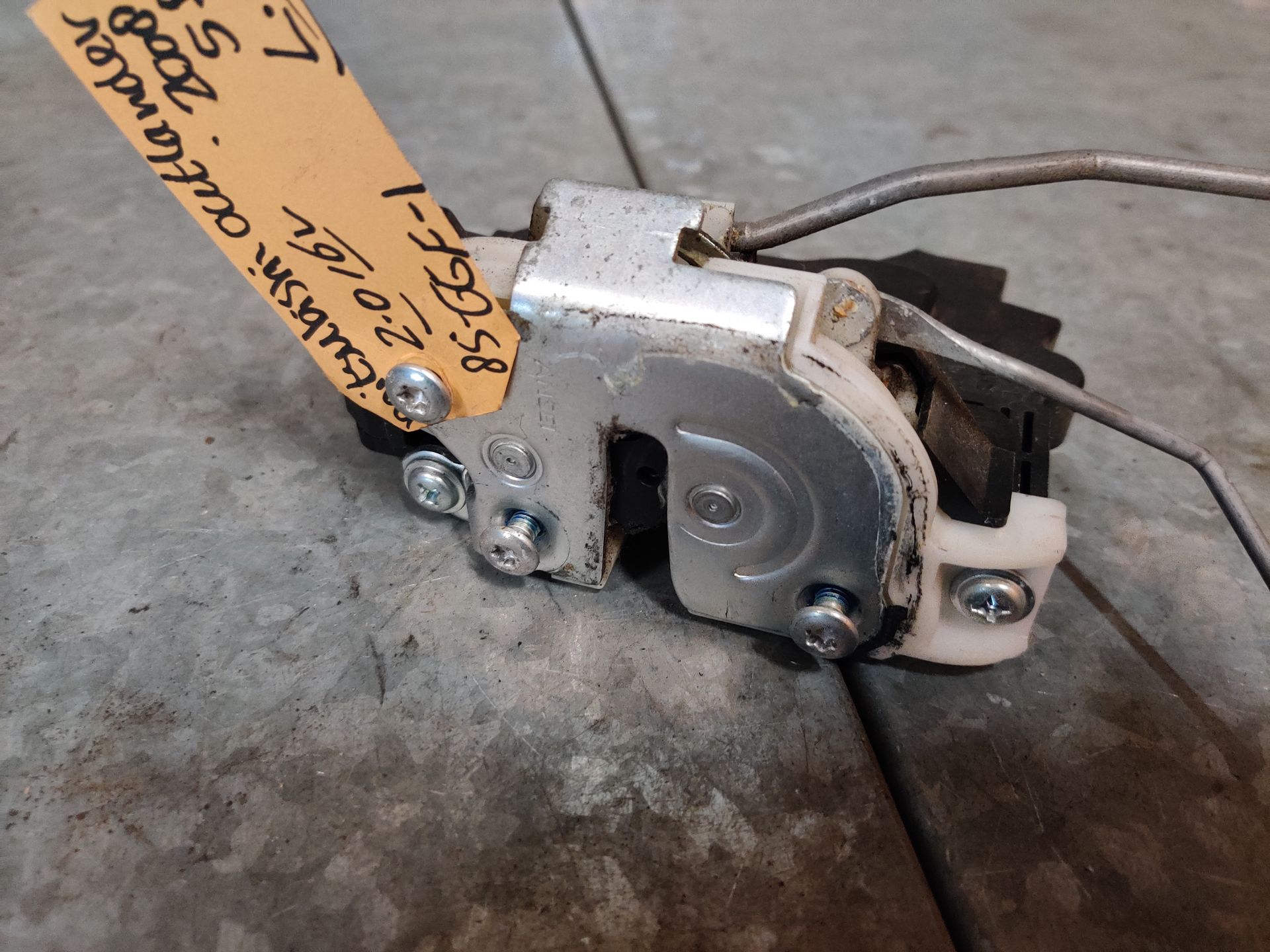 Mitsubishi Outlander deurslotvanger, slotplaat linksvoor uit 2008, gebruikt.