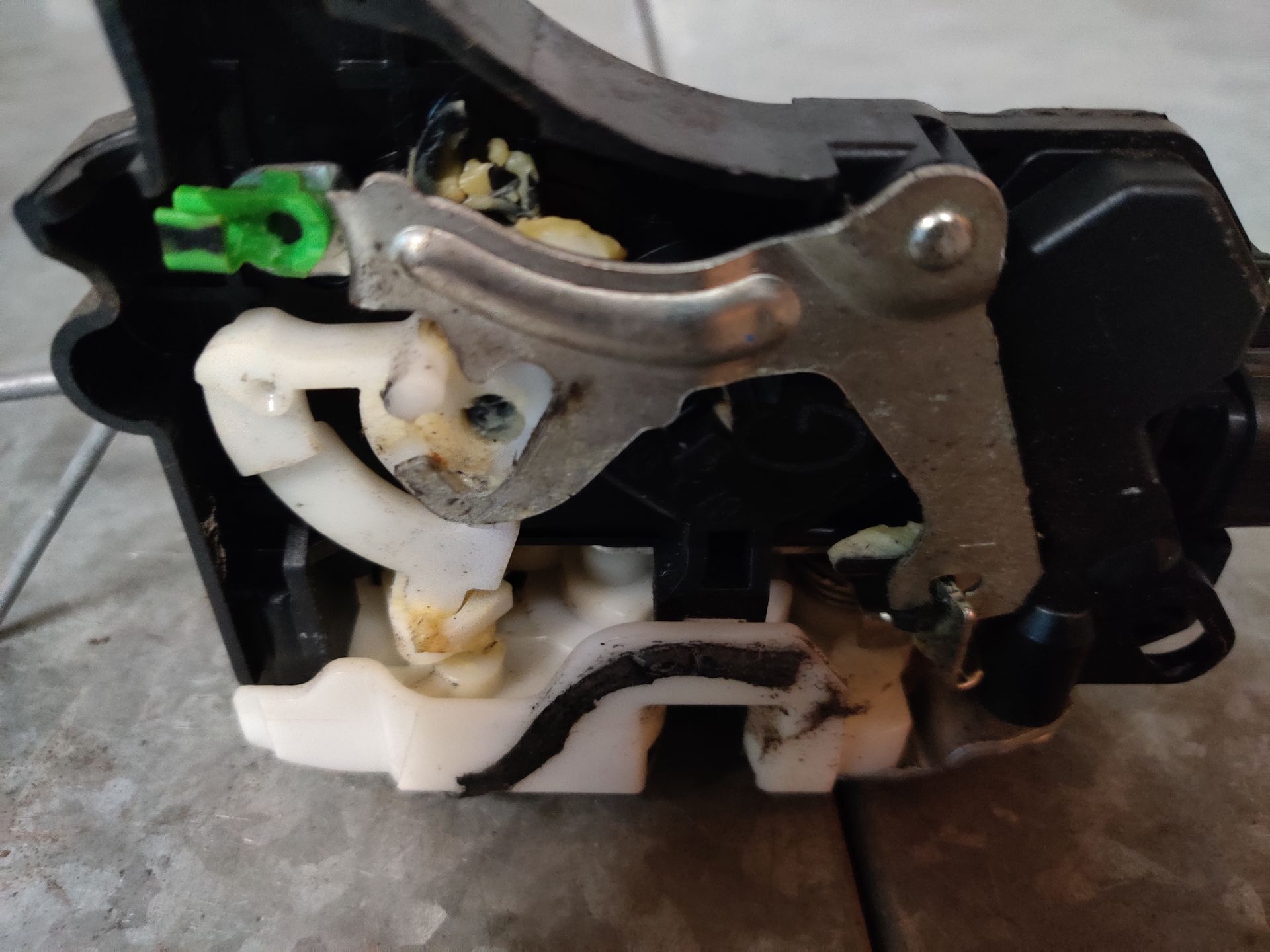 Mitsubishi Outlander deurslotvanger, slotplaat linksvoor uit 2008, gebruikt.