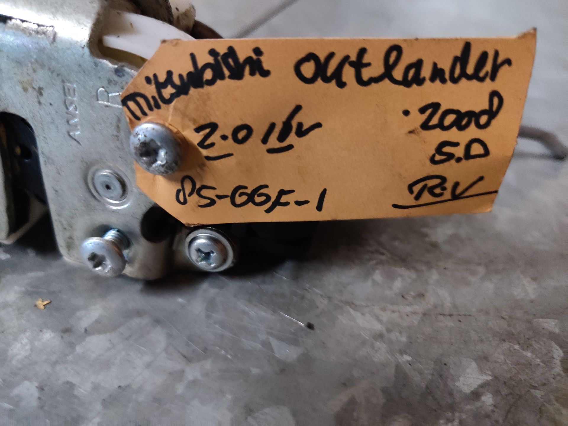 Mitsubishi Outlander deurslotvanger, slotplaat rechtsvoor uit 2008, gebruikt.