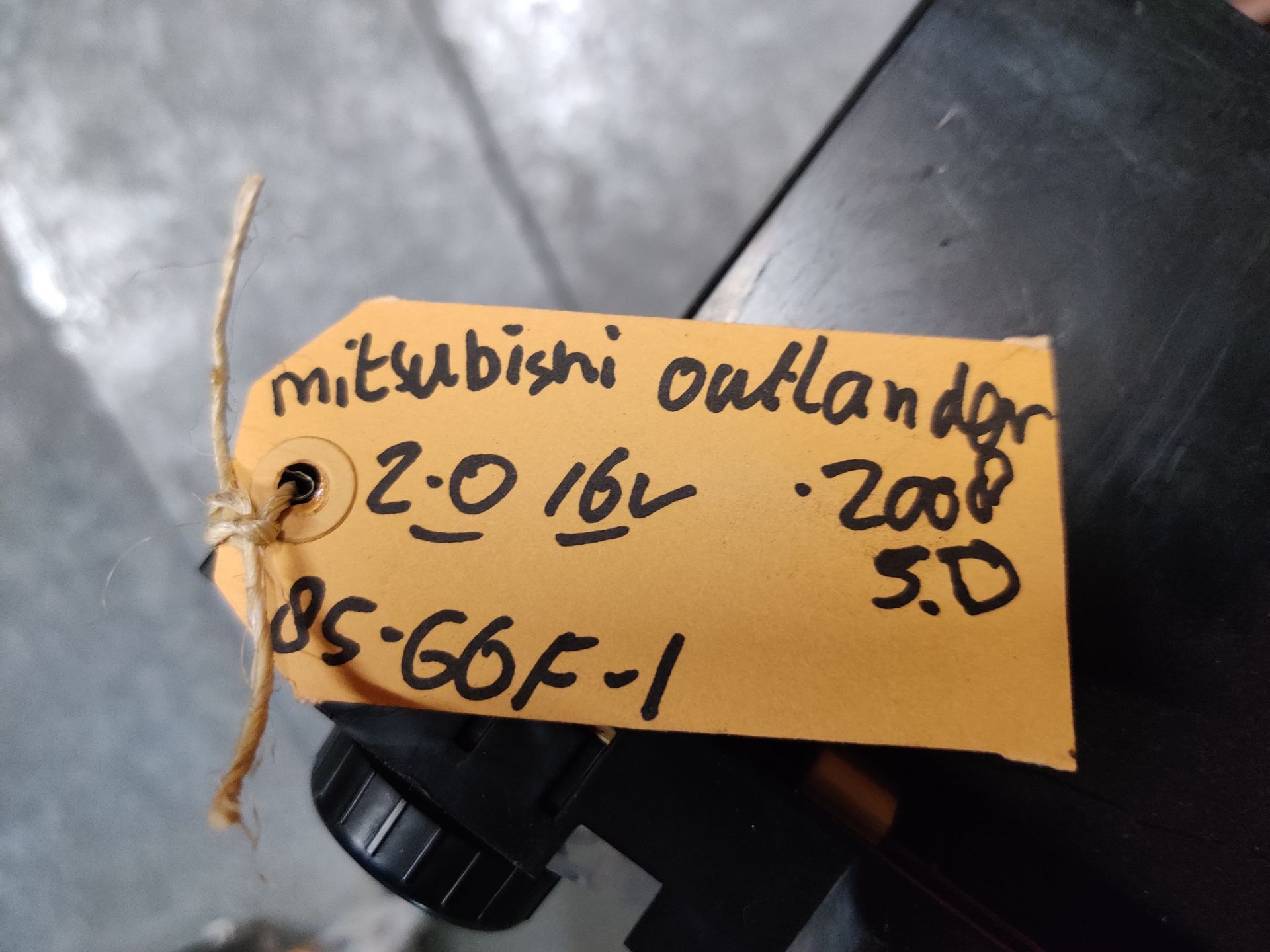 Mitsubishi Outlander kachel en airco bediening van een 2.0 16V model uit 2008, gebruikt.