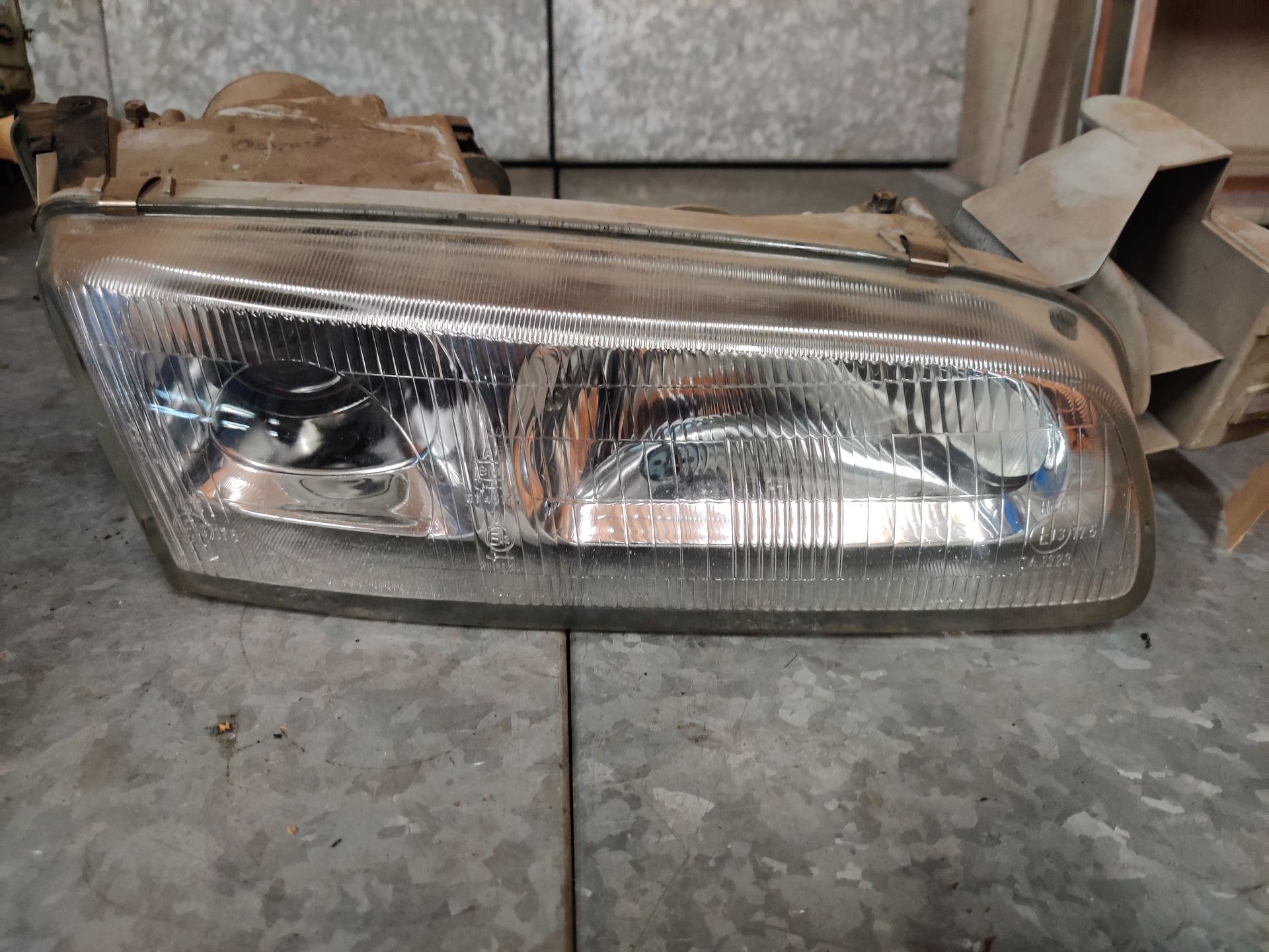 Mazda 626 rechter koplamp uit 1996,