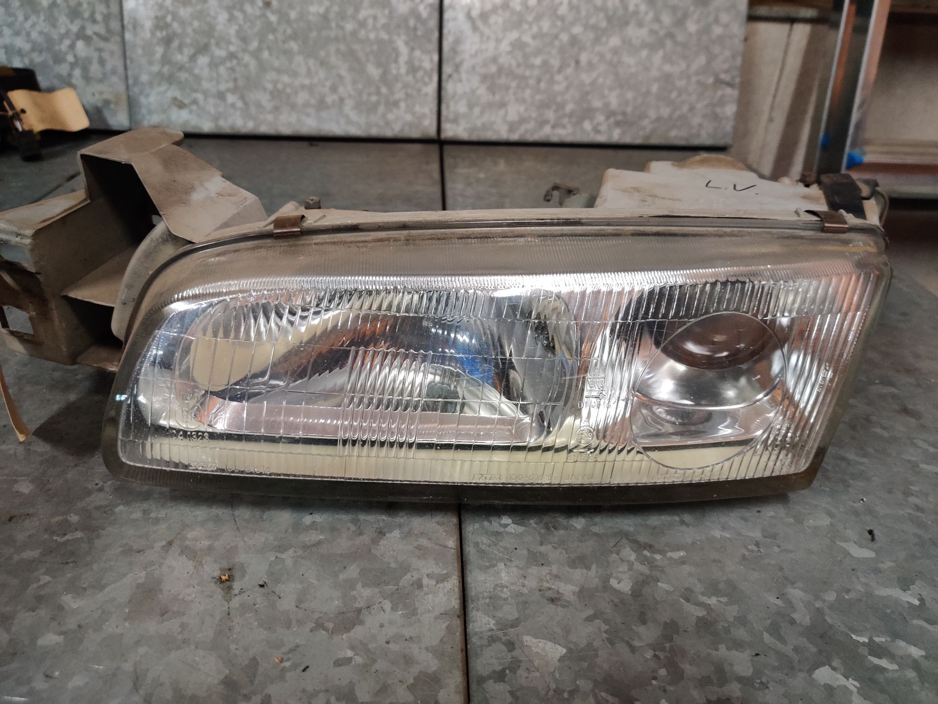 Mazda 626 linker koplamp uit 1997