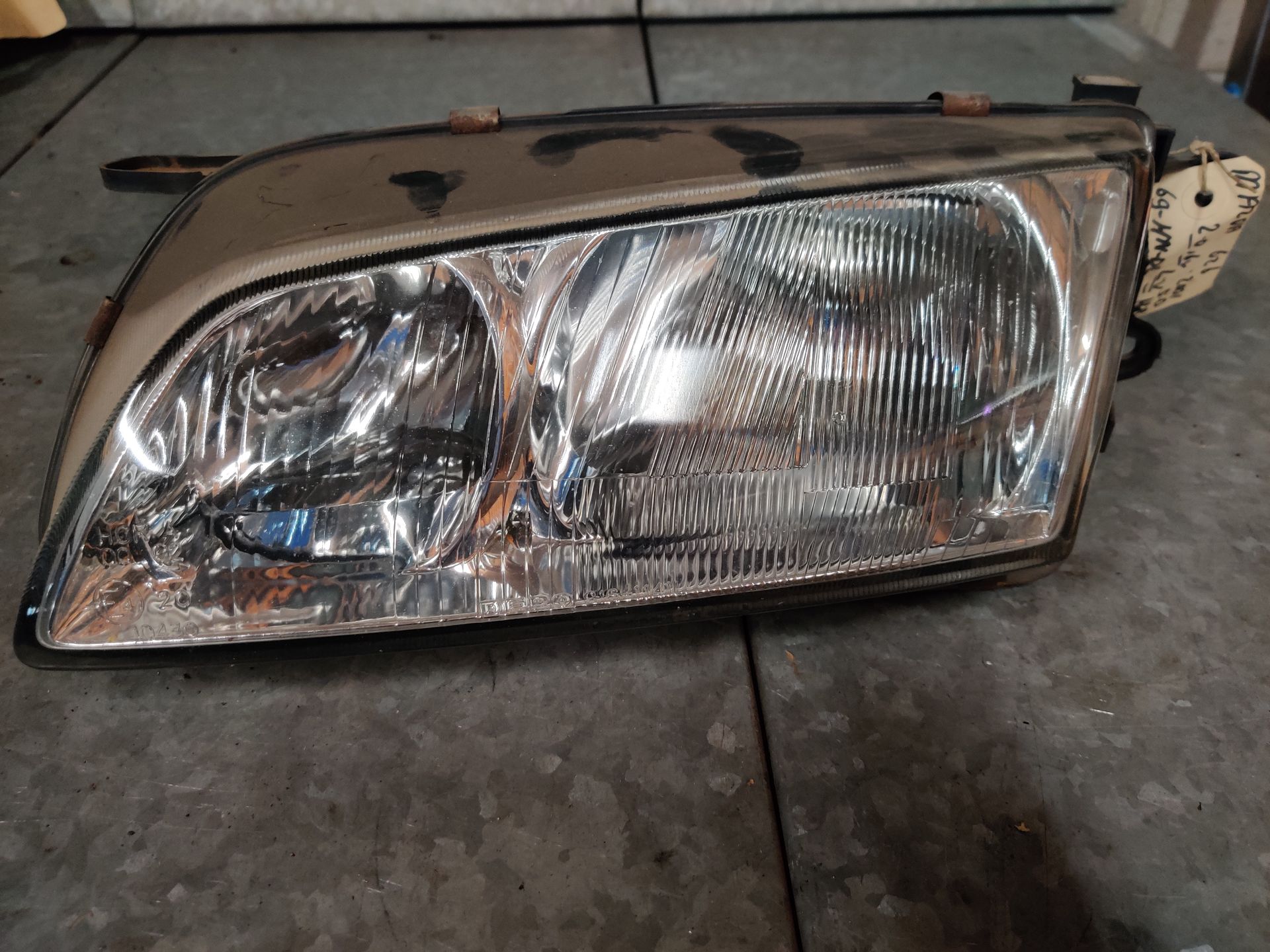 Mazda 626 linker koplamp uit 2001,