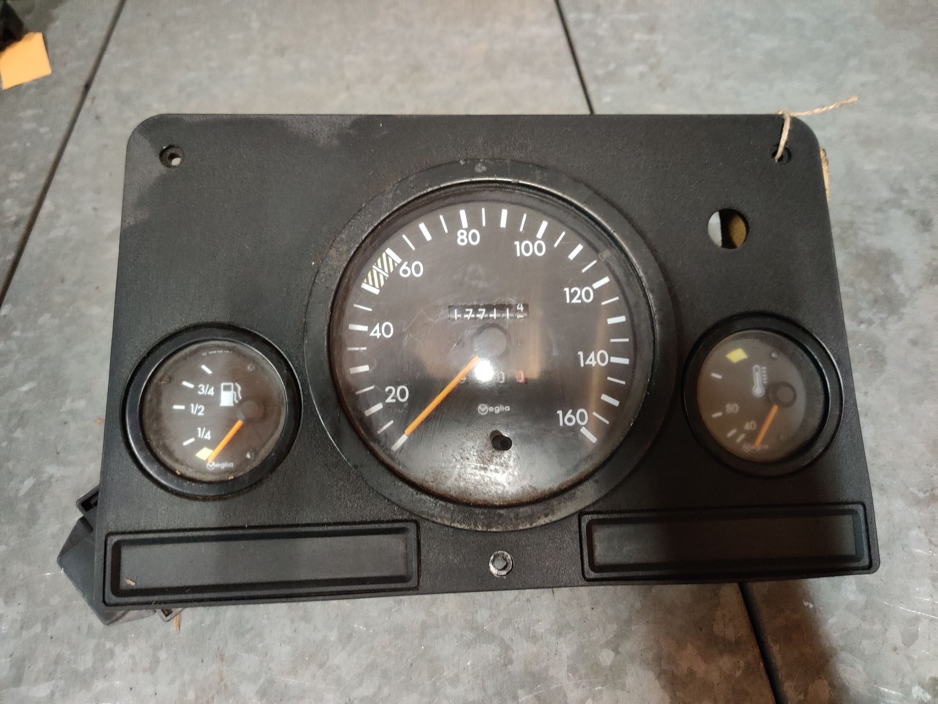 Mercedes Benz 100D uit 1999, een kilometerteller met brandstof en temperatuurmeter.