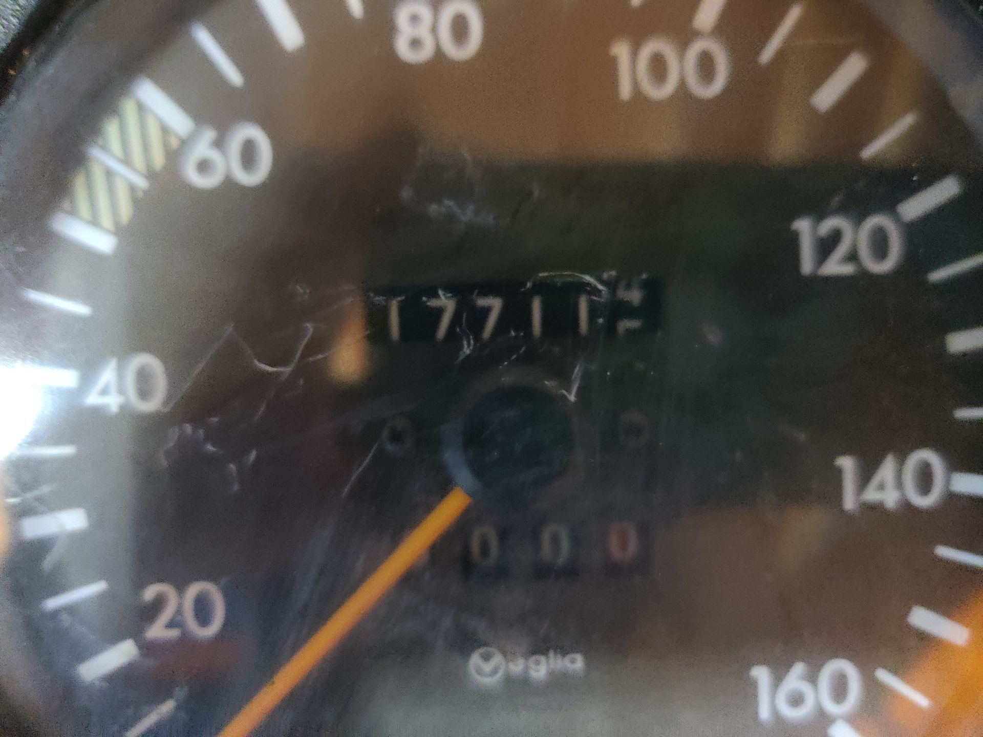 Mercedes Benz 100D uit 1999, een kilometerteller met brandstof en temperatuurmeter.