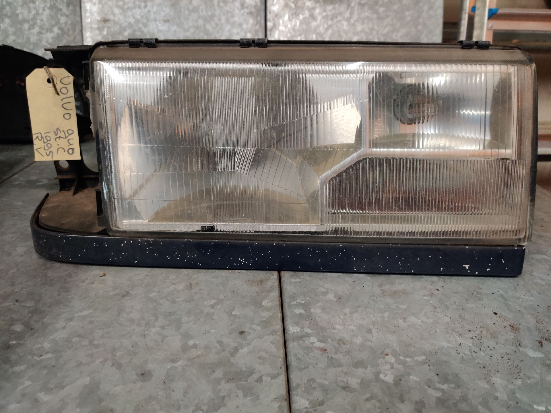 Volvo 940 rechter koplamp uit 1995 gebruikt op voorraad.