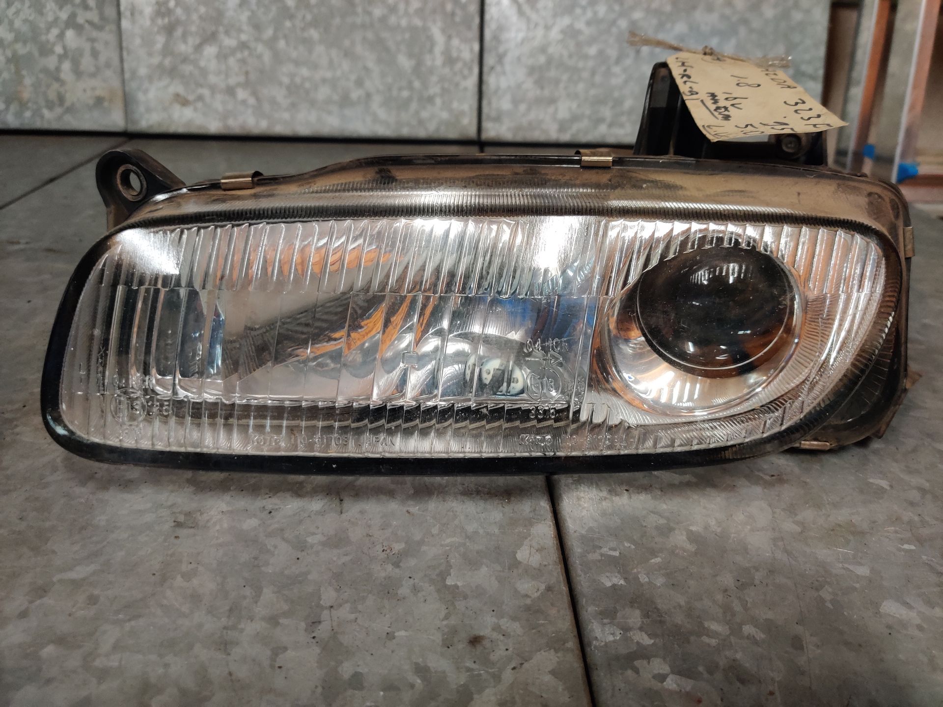 Mazda 323F linker koplamp van een 1.8