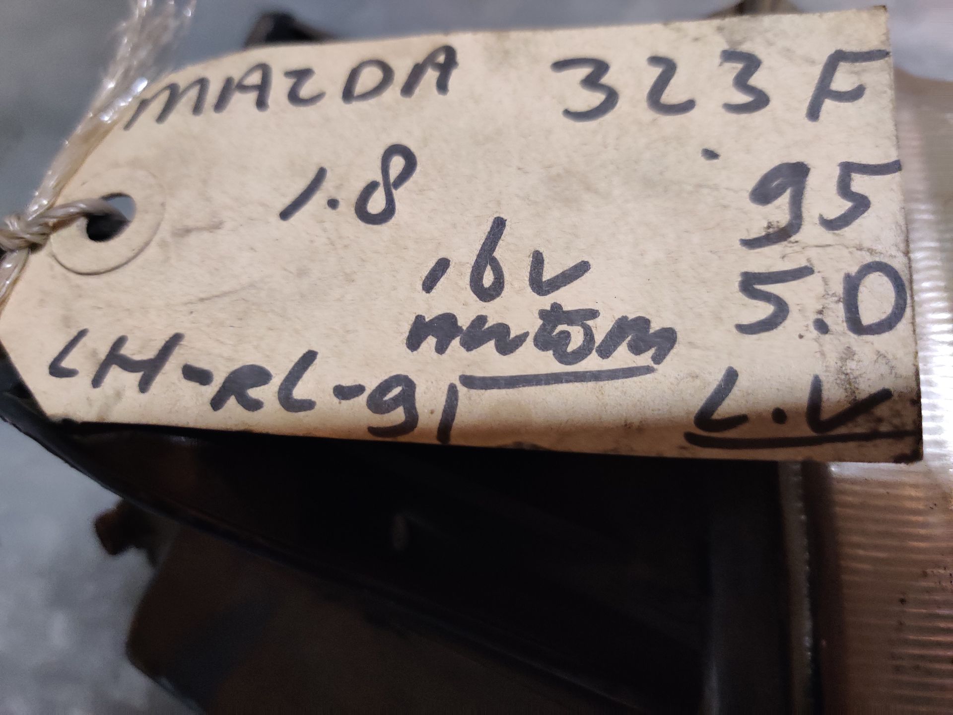Mazda 323F linker koplamp van een 1.8
