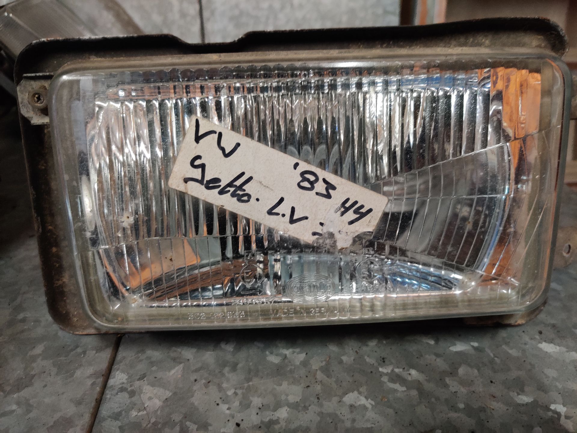 VW Jetta uit 1983, een linker koplamp H4