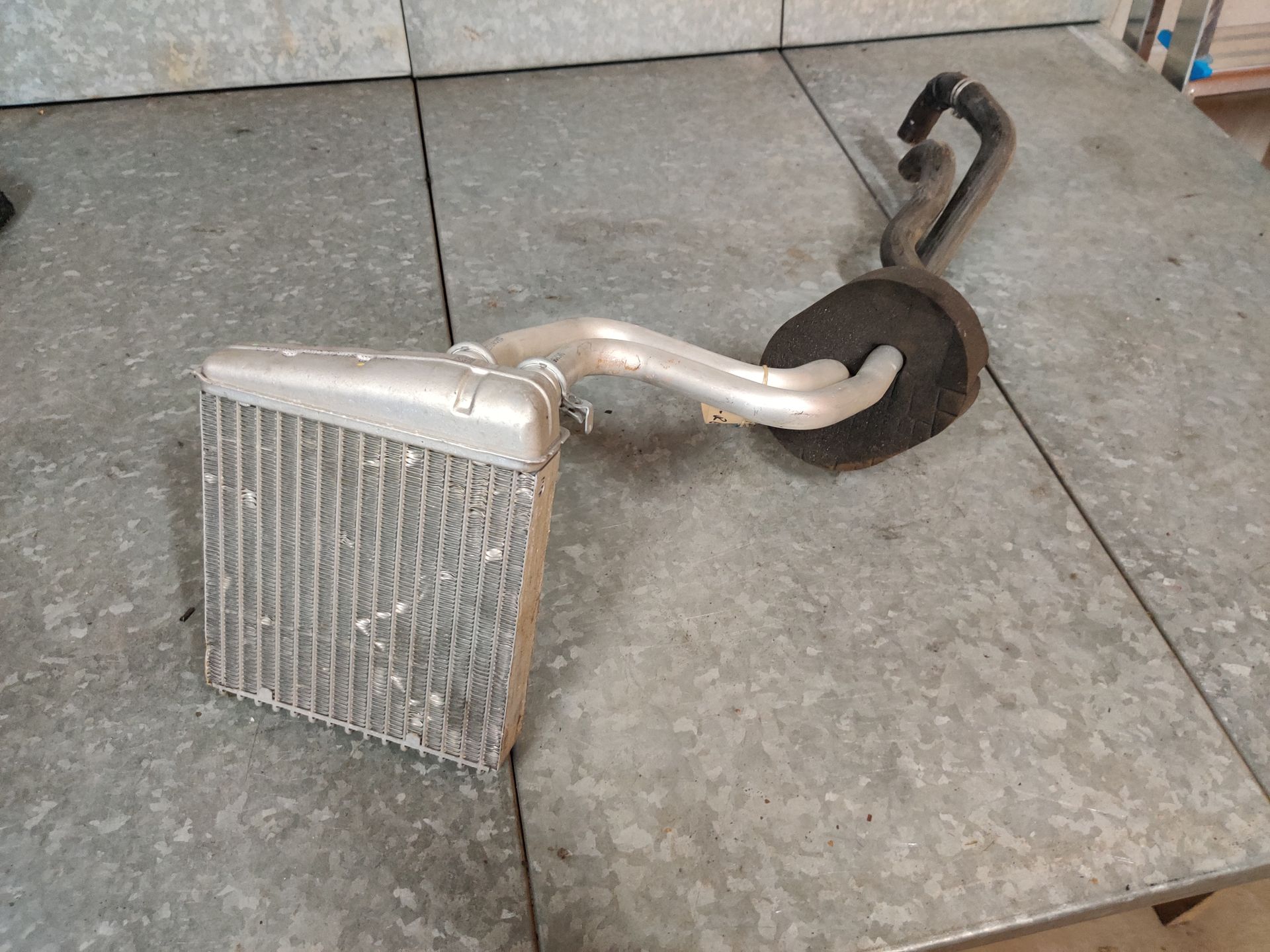 Nissan Micra kachelradiator met aluminium leidingen en slangen.