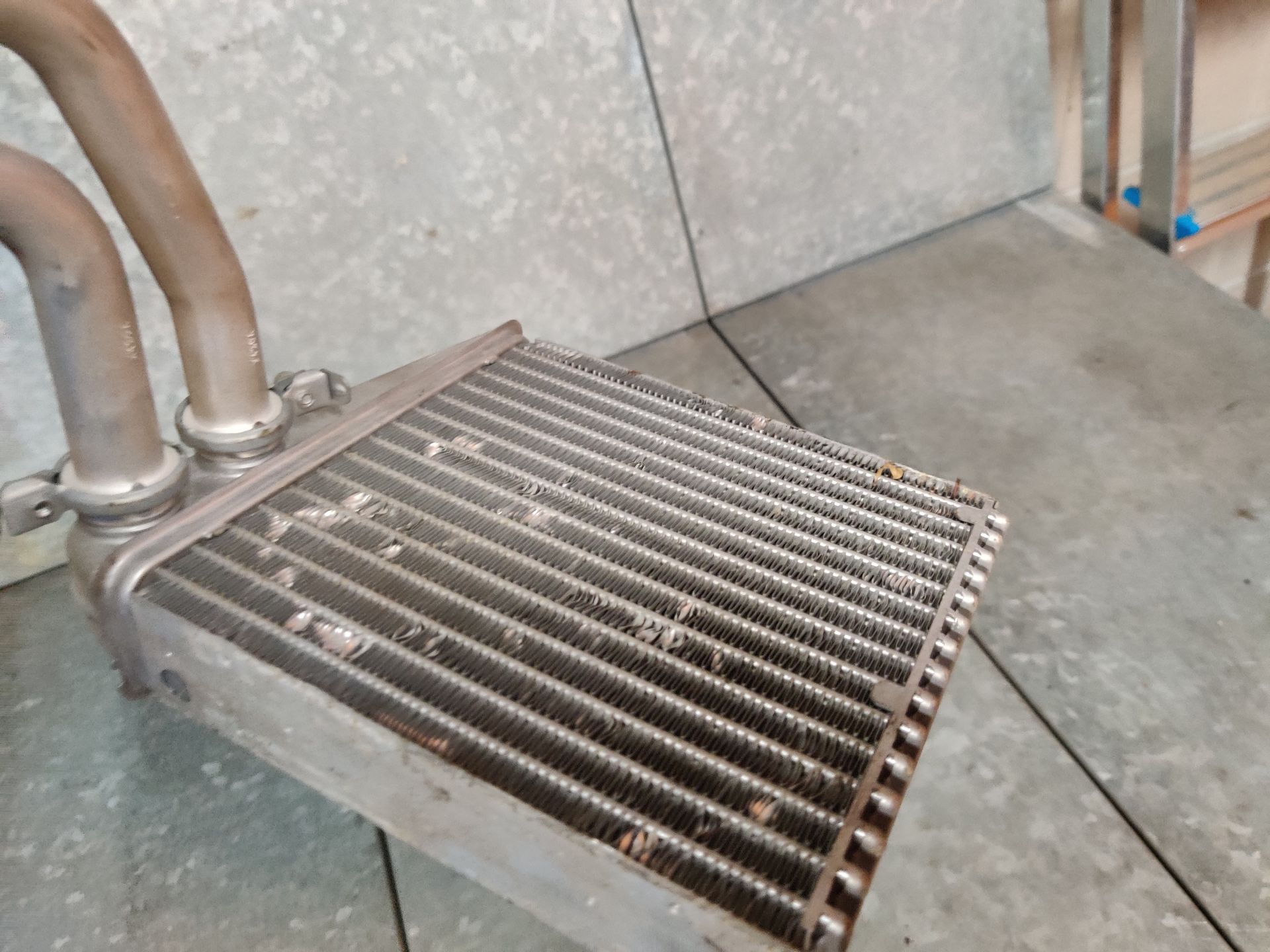 Nissan Micra kachelradiator met aluminium leidingen en slangen.