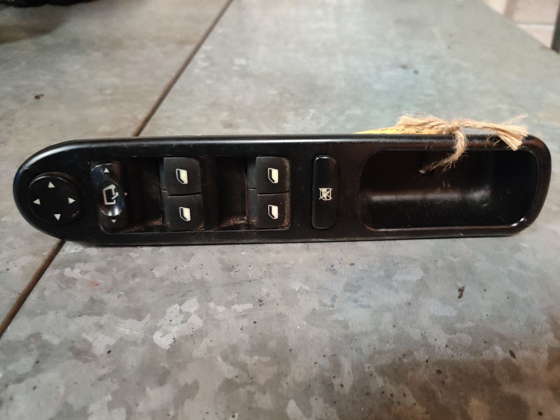 Peugeot 307 station ramen en spiegels schakelaar linksvoor van een 2.0 16V uit 2005.