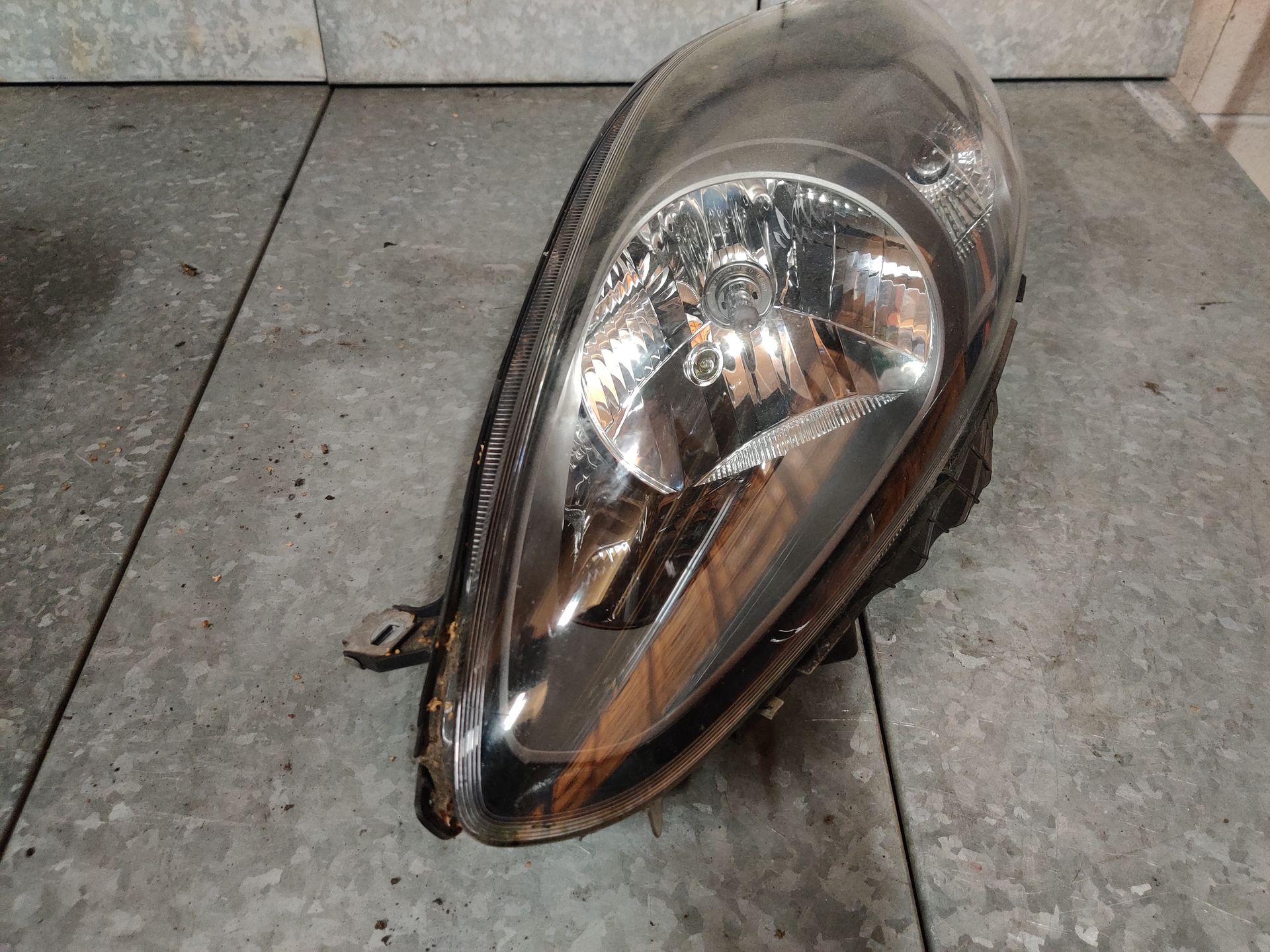 Fiat Punto linker koplamp uit 2012