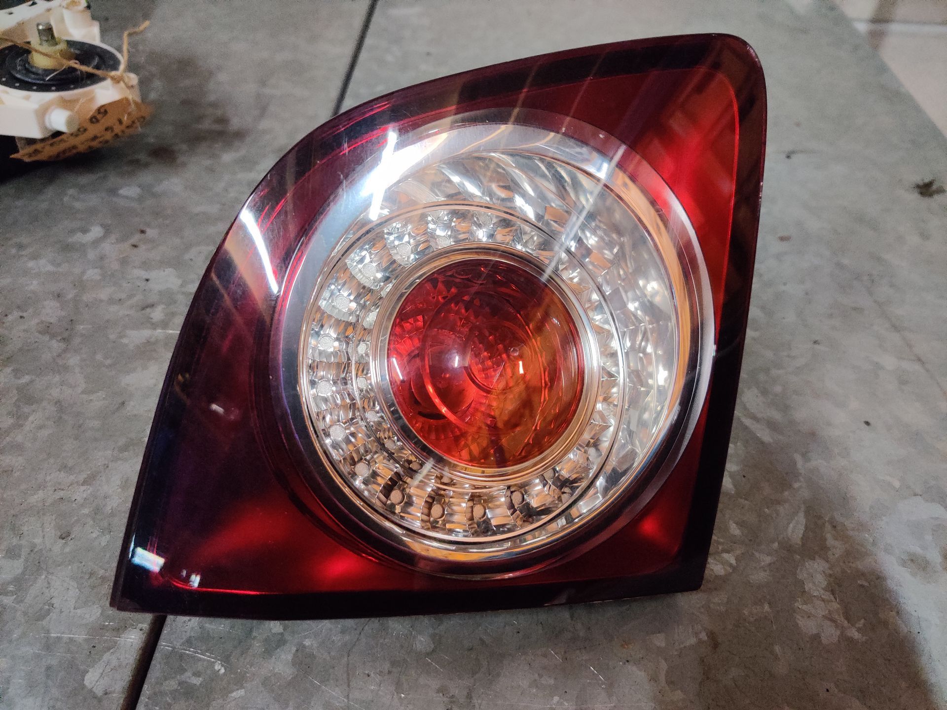 VW Golf plus, het linker achterlicht (zit op de achterklep) van 2005, gebruikt.