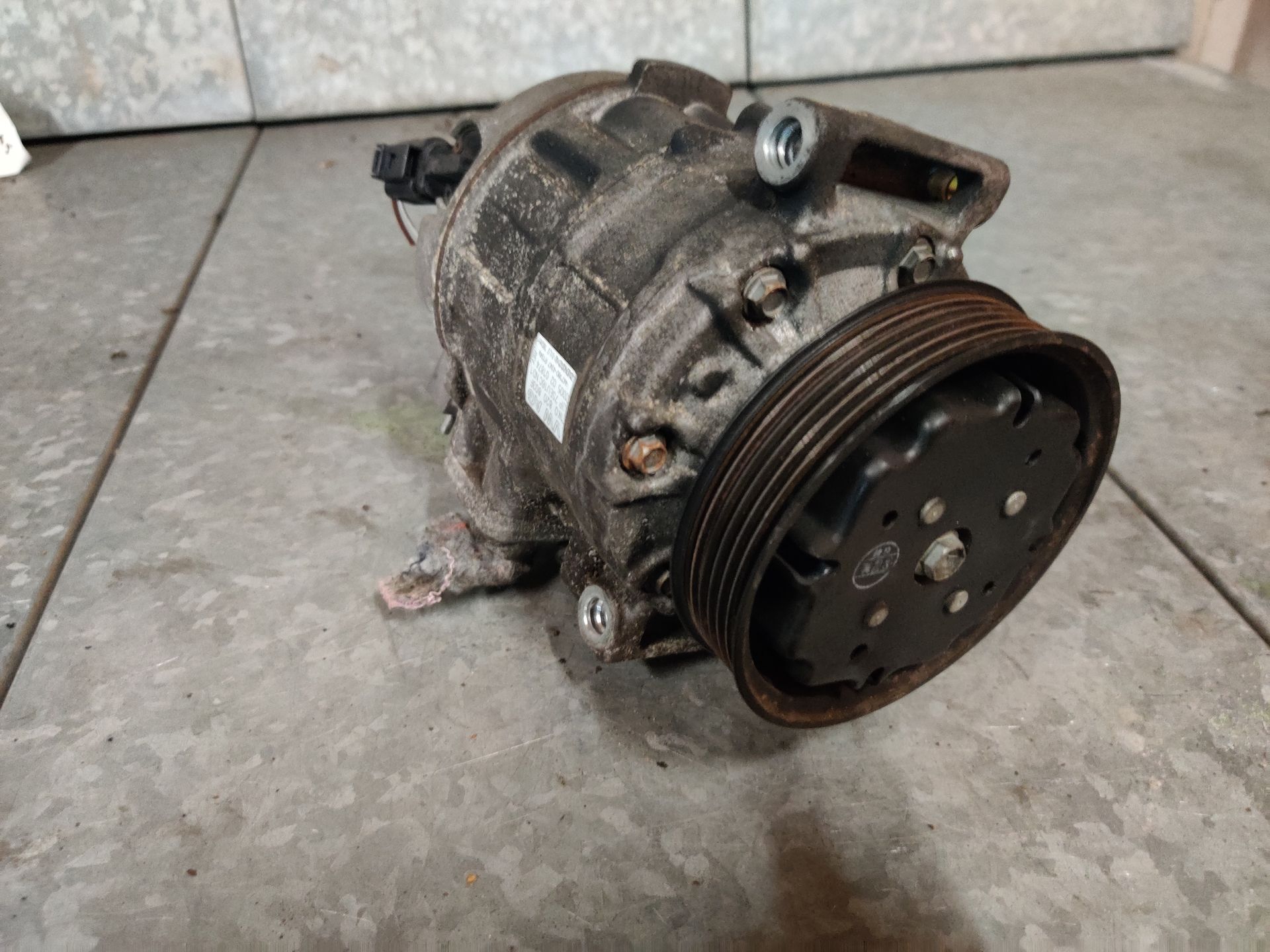 VW Golf 5 plus, een aircocompressor, A/C compressor van een 1.6 FSi uit 2005.