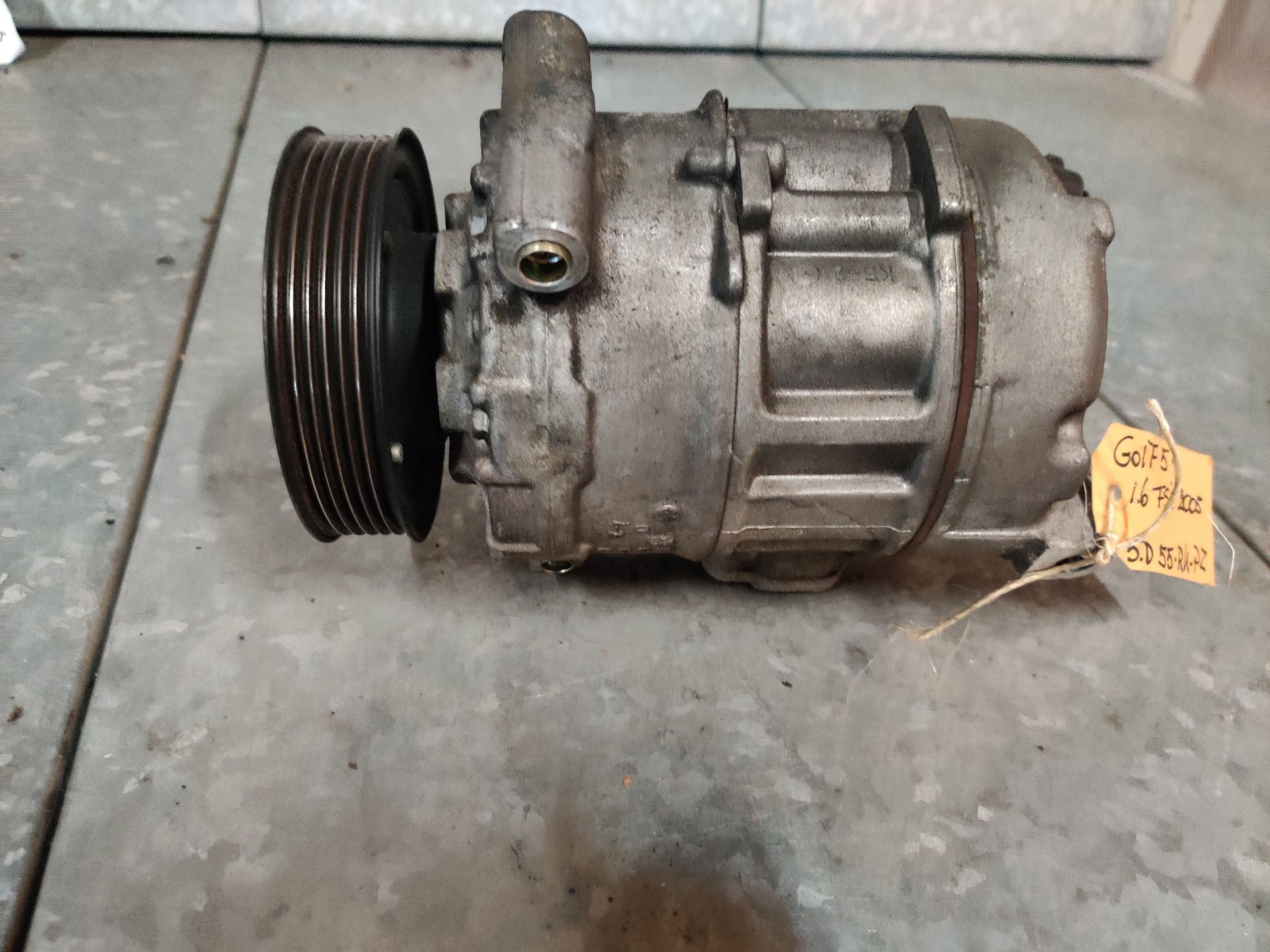VW Golf 5 plus, een aircocompressor, A/C compressor van een 1.6 FSi uit 2005.