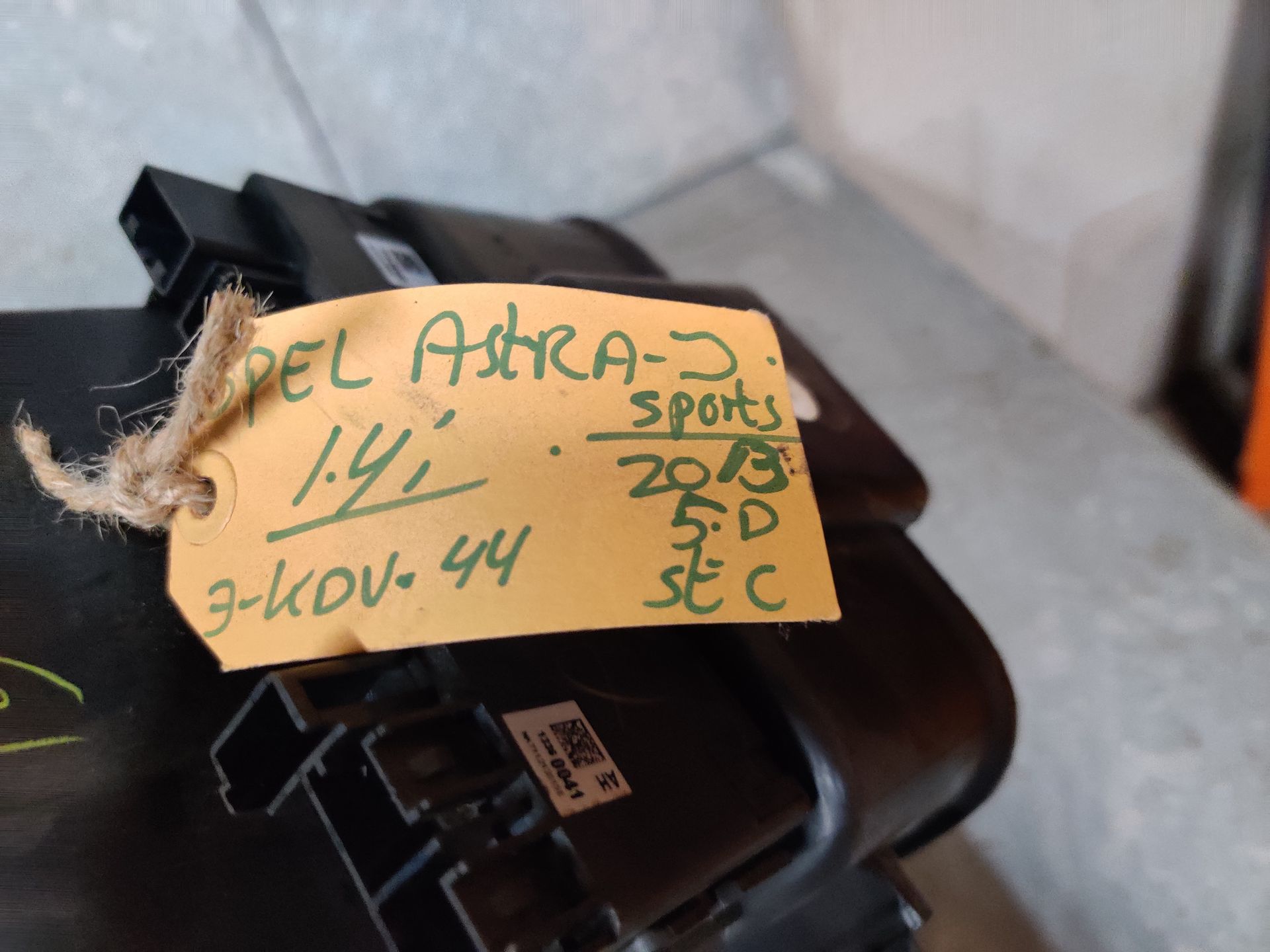 Opel Astra J, opbergvakje met 12 volt aansluiting