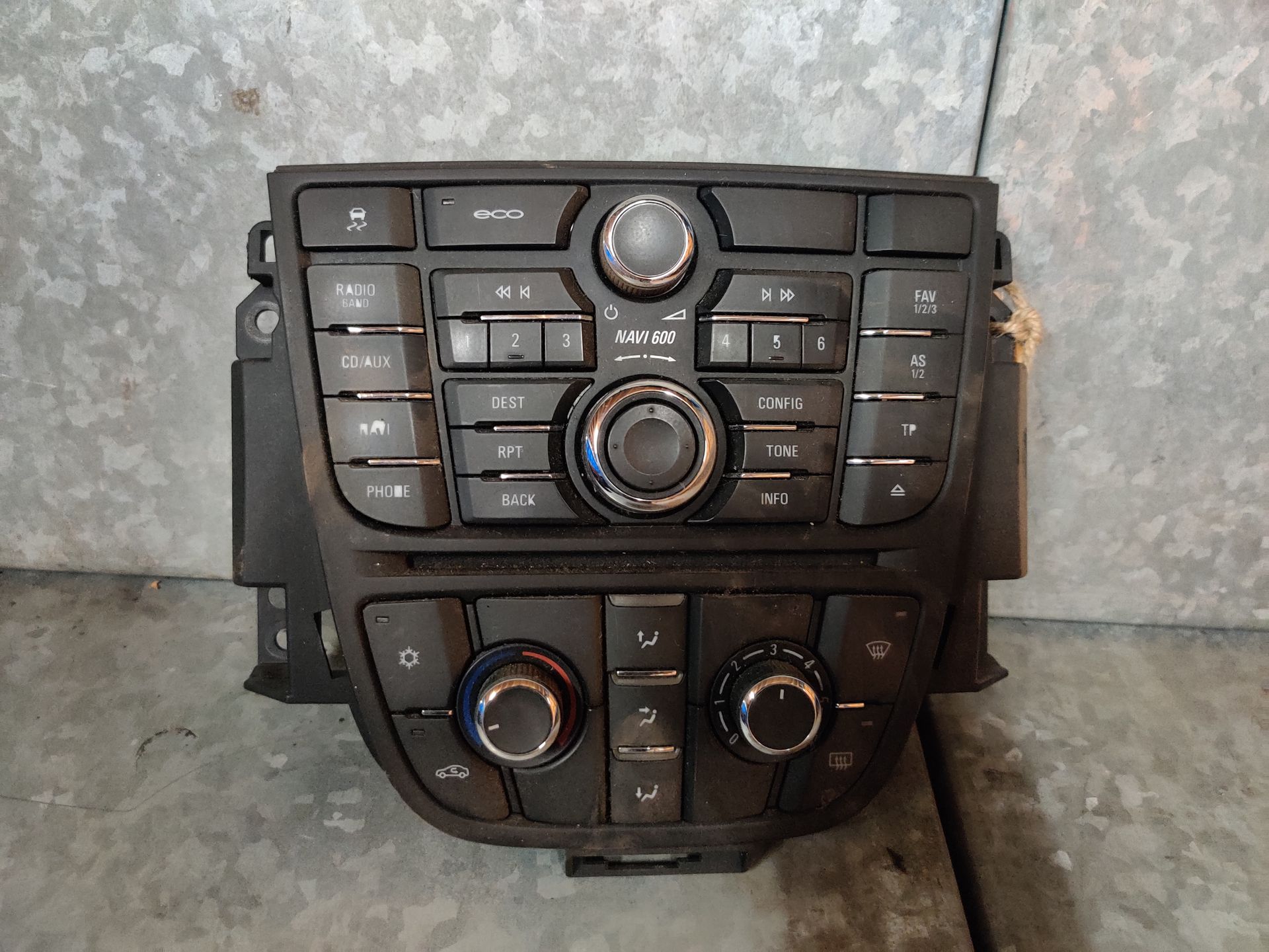 Opel Astra J midden console van een 1.4i sports uit 2013, gebruikt.