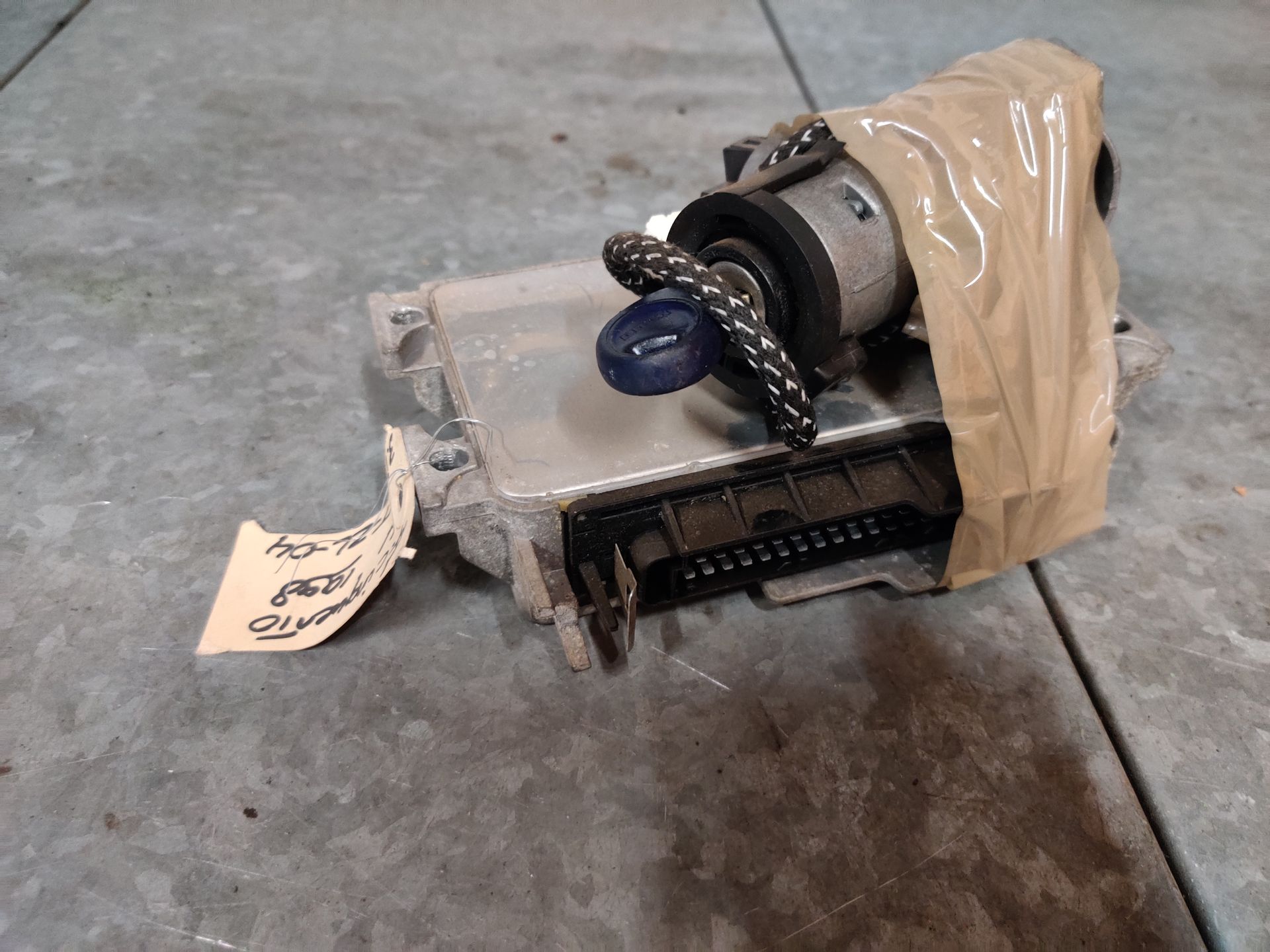 Computer di bordo di una Fiat Cinquecento con blocchetto di accensione e 1 chiave, proveniente da un modello del 1998.