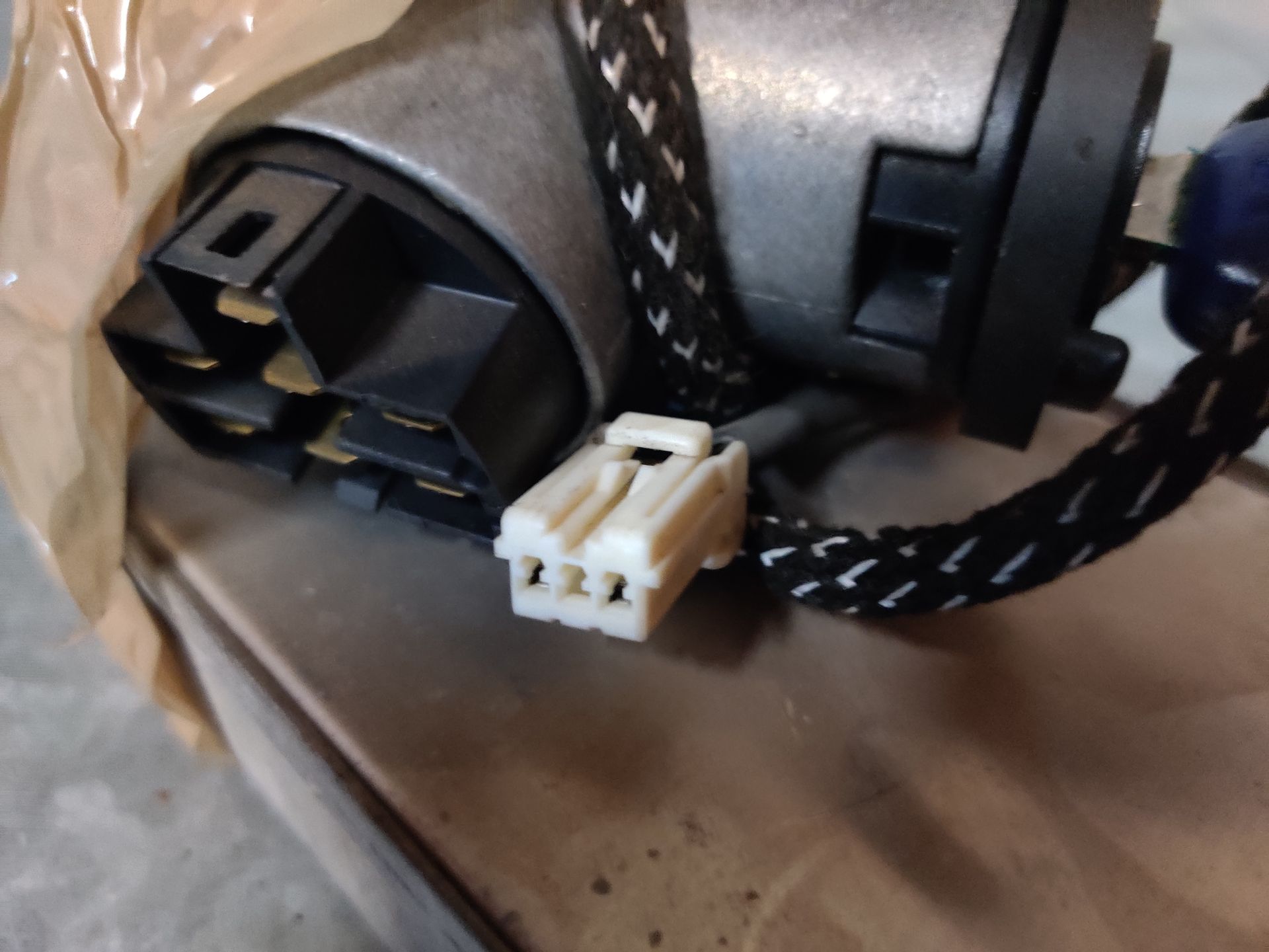 Computer di bordo di una Fiat Cinquecento con blocchetto di accensione e 1 chiave, proveniente da un modello del 1998.