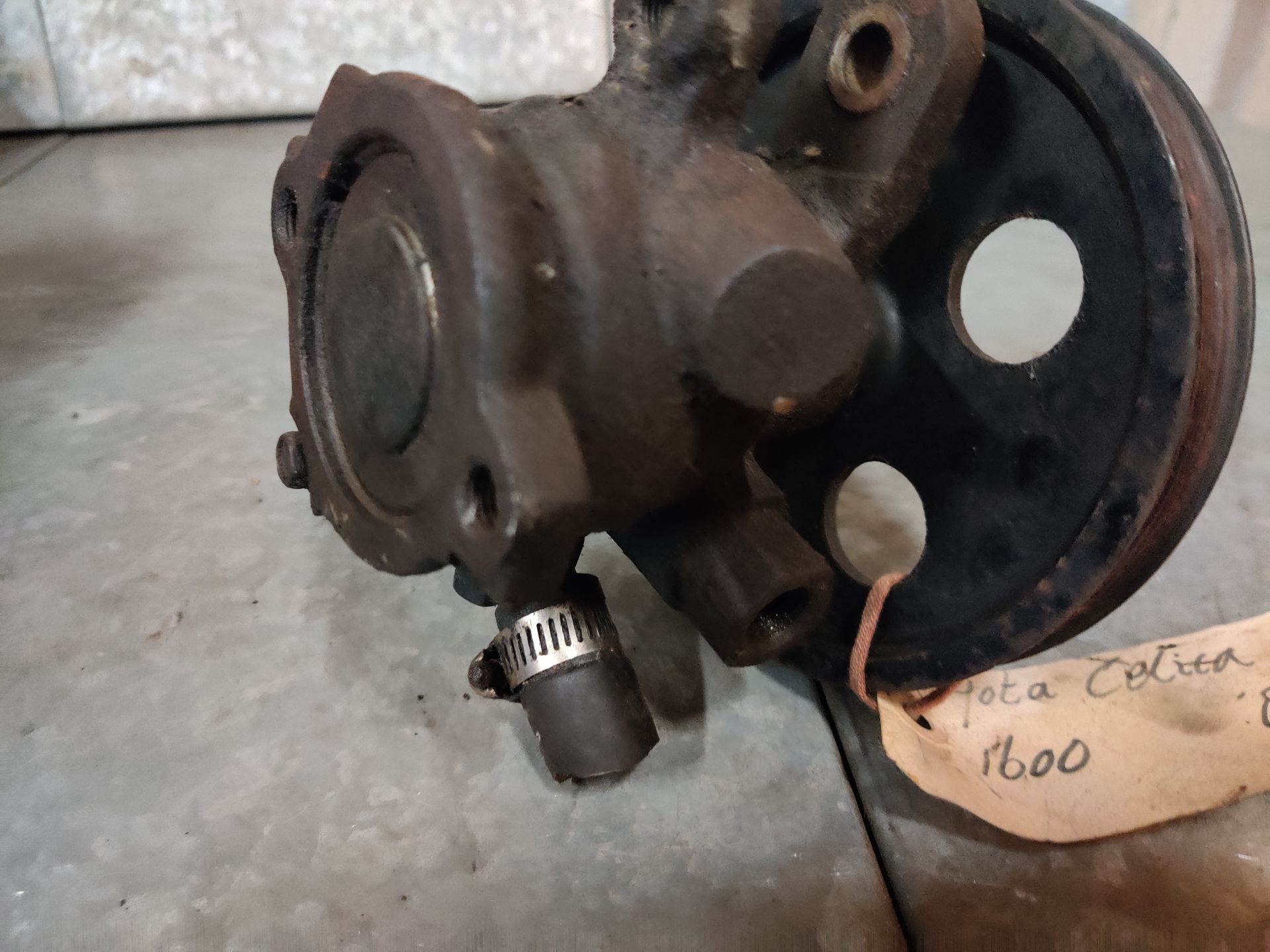 Toyota Celica stuurbekrachtigingspomp van een 1600 model uit 1988, gebruikt.