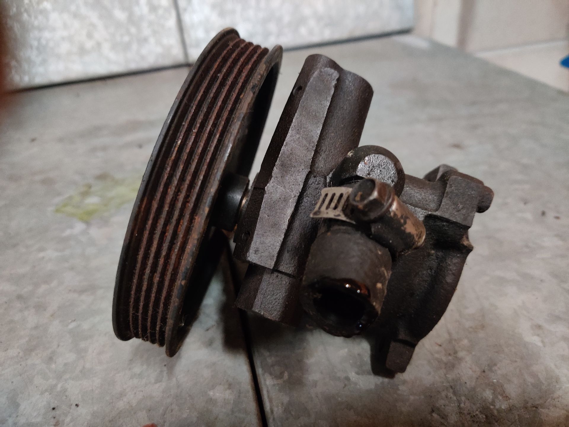 Toyota Celica stuurbekrachtigingspomp van een 1600 model uit 1988, gebruikt.