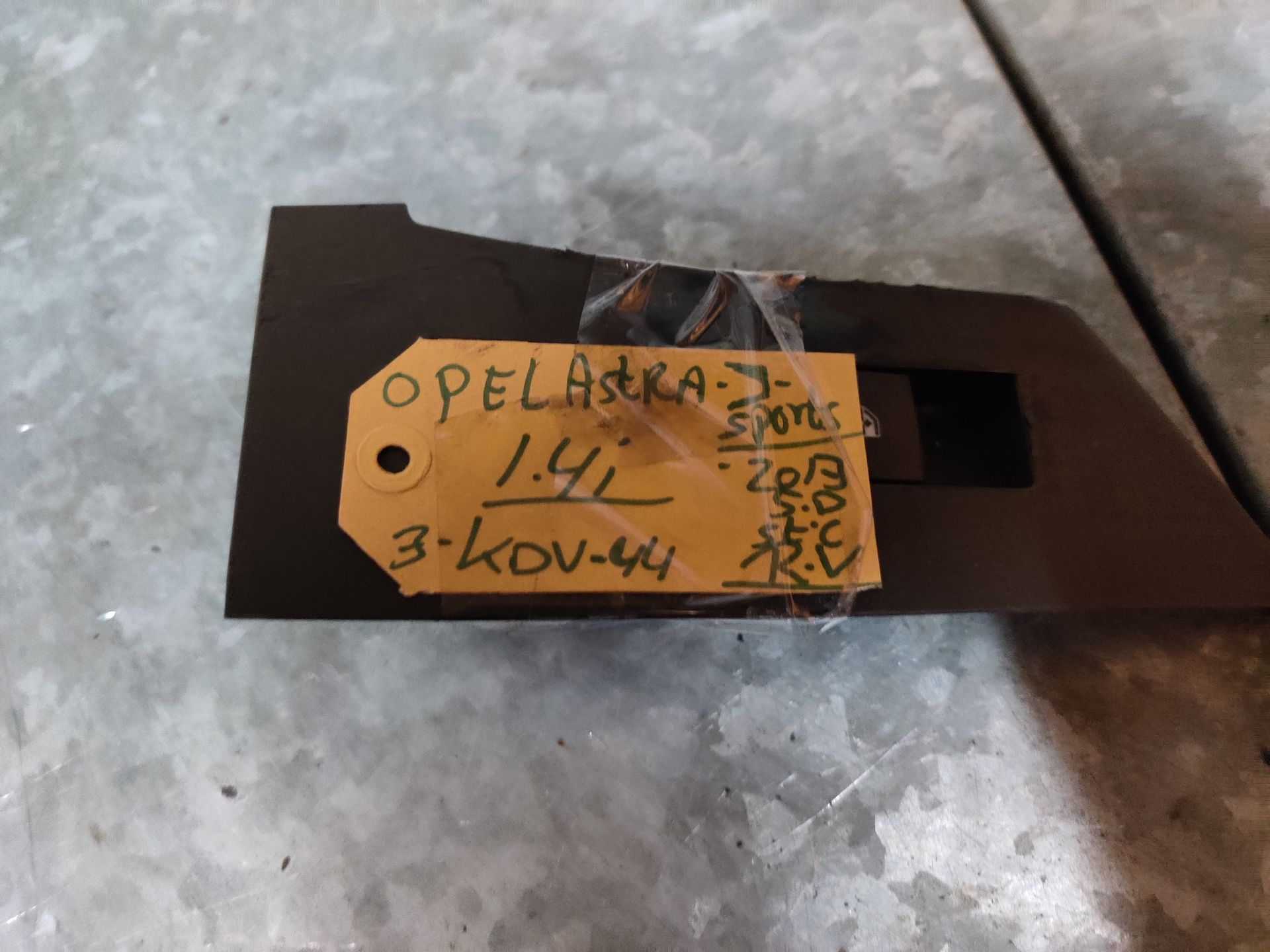 Opel Astra J 1.4i raamschakelaar rechter voorportier, modeljaar 2013, gebruikt.