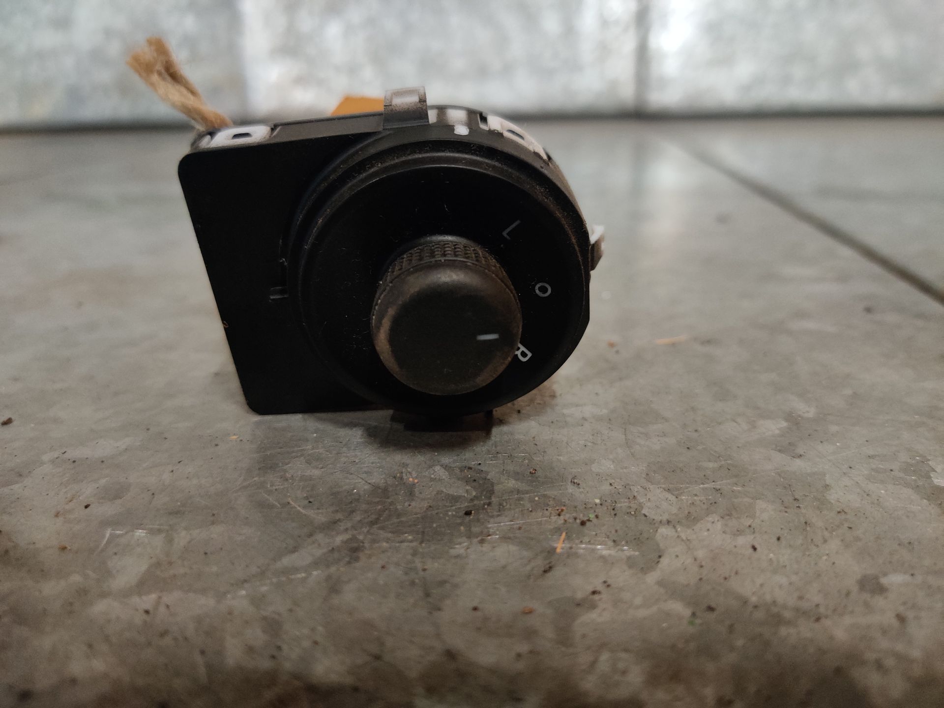 Opel Astra J 1.4i knop om de buitenspiegels te verstellen, modeljaar 2013, gebruikt.