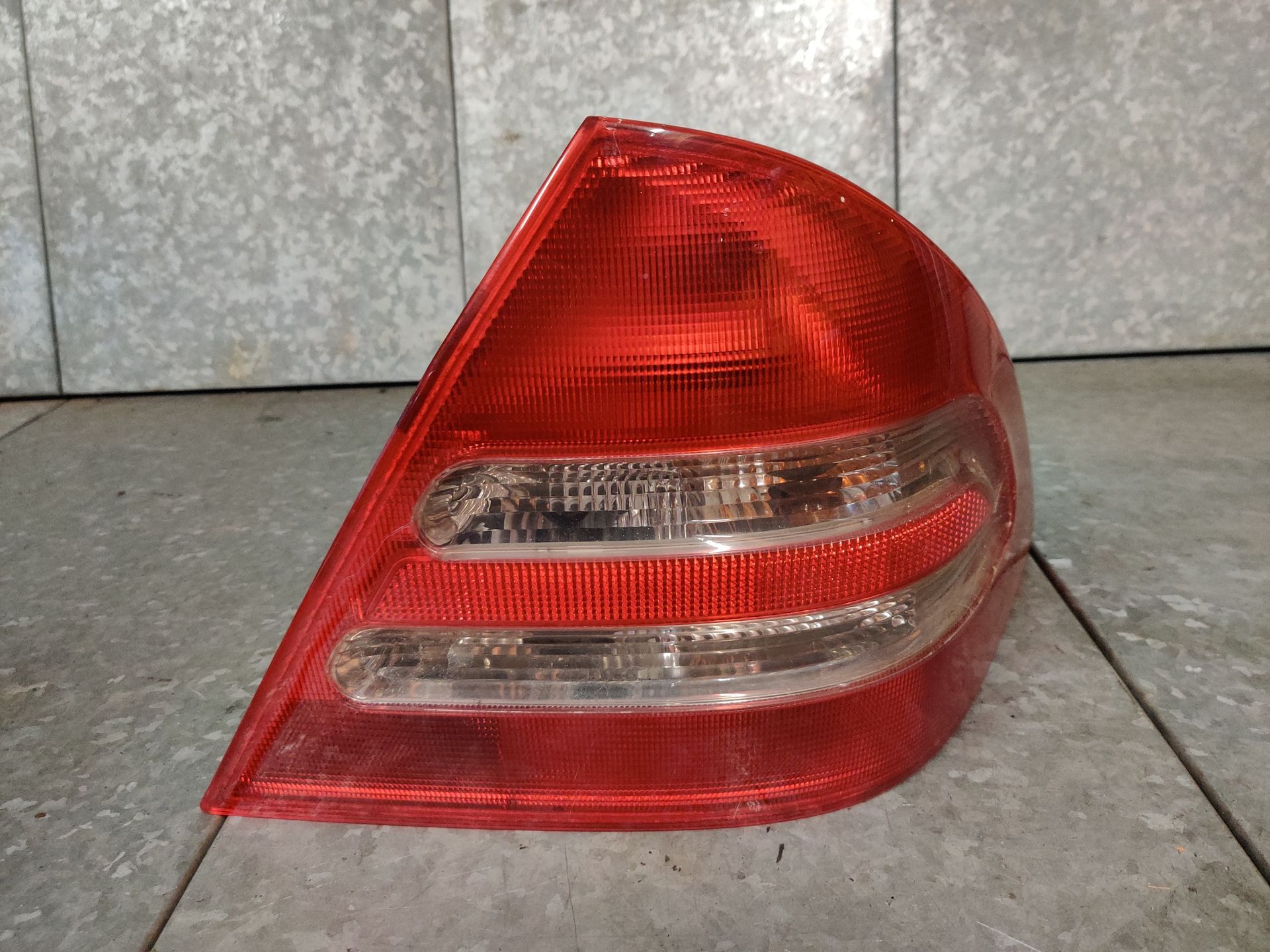 Mercedes-Benz C Klasse het rechter achterlicht uit 2002 (4 deurs model), gebruikt.