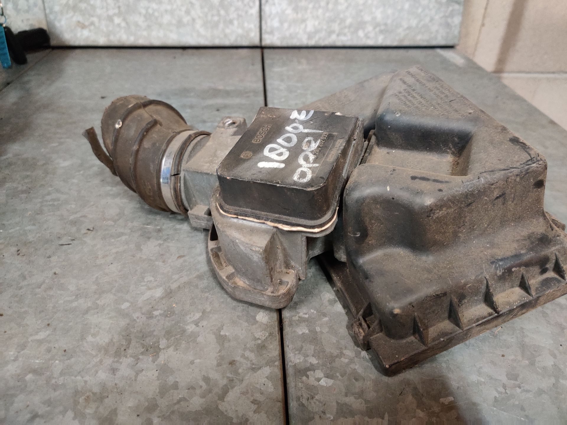Opel Kadett E 1.8, een luchtmassameter met nummer 0280202033.