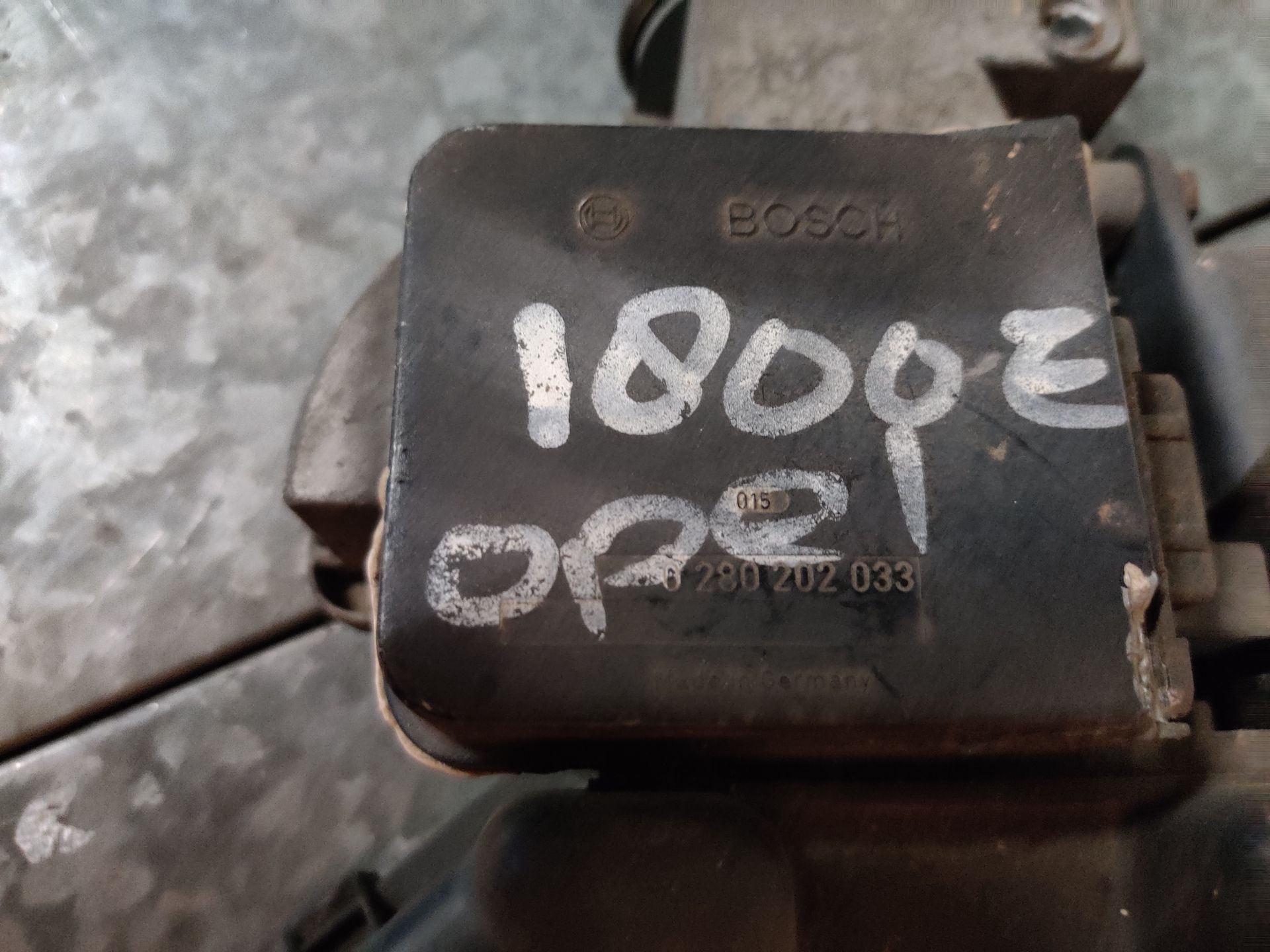 Opel Kadett E 1.8, een luchtmassameter met nummer 0280202033.