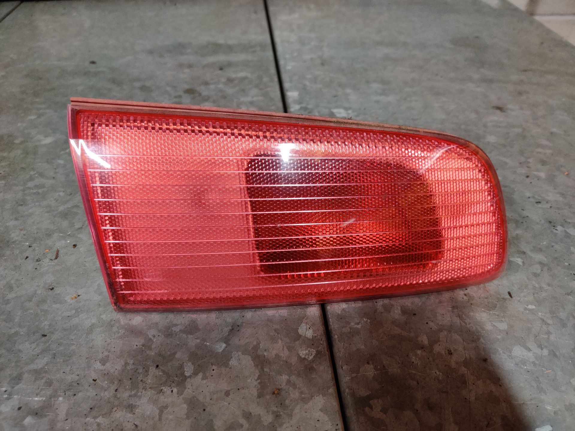 Mazda 2 linker achterlicht wat op de achterklep zit