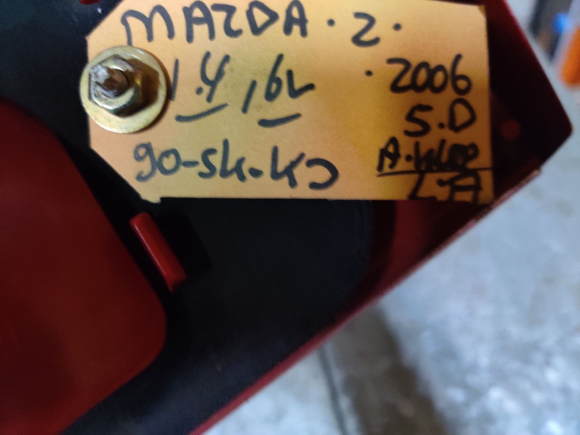 Mazda 2 linker achterlicht wat op de achterklep zit