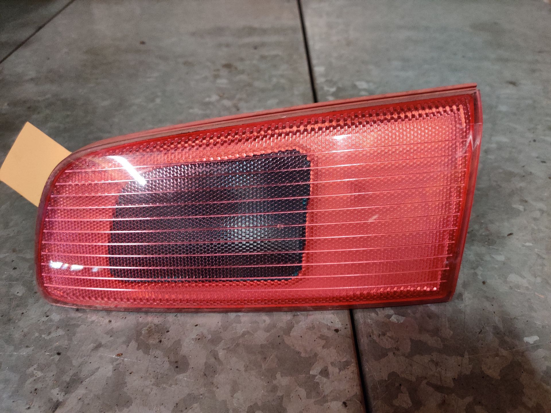 Mazda 2 rechter achterlicht wat op de achterklep zit (2006), gebruikt.