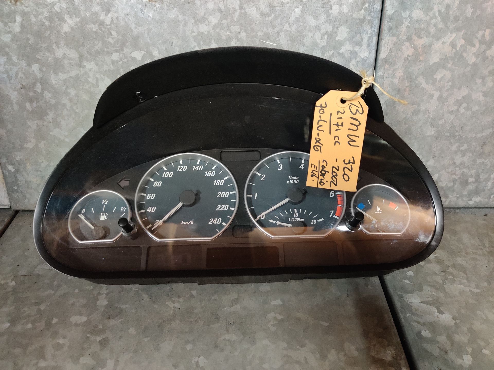 BMW 320 Cabrio een kilometerteller met toerenteller, brandstof en temperatuurmeter.