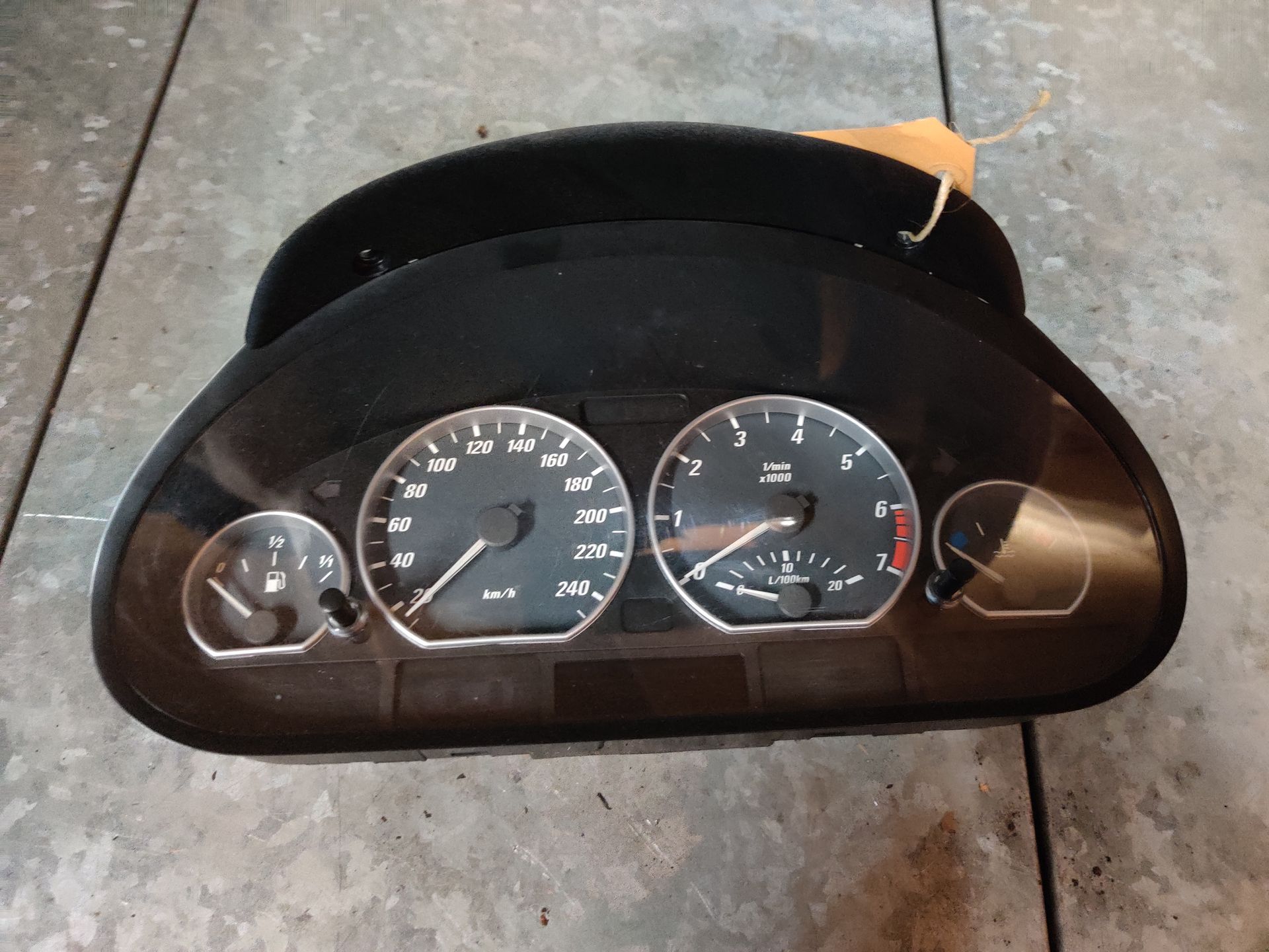 BMW 320 Cabrio een kilometerteller met toerenteller, brandstof en temperatuurmeter.