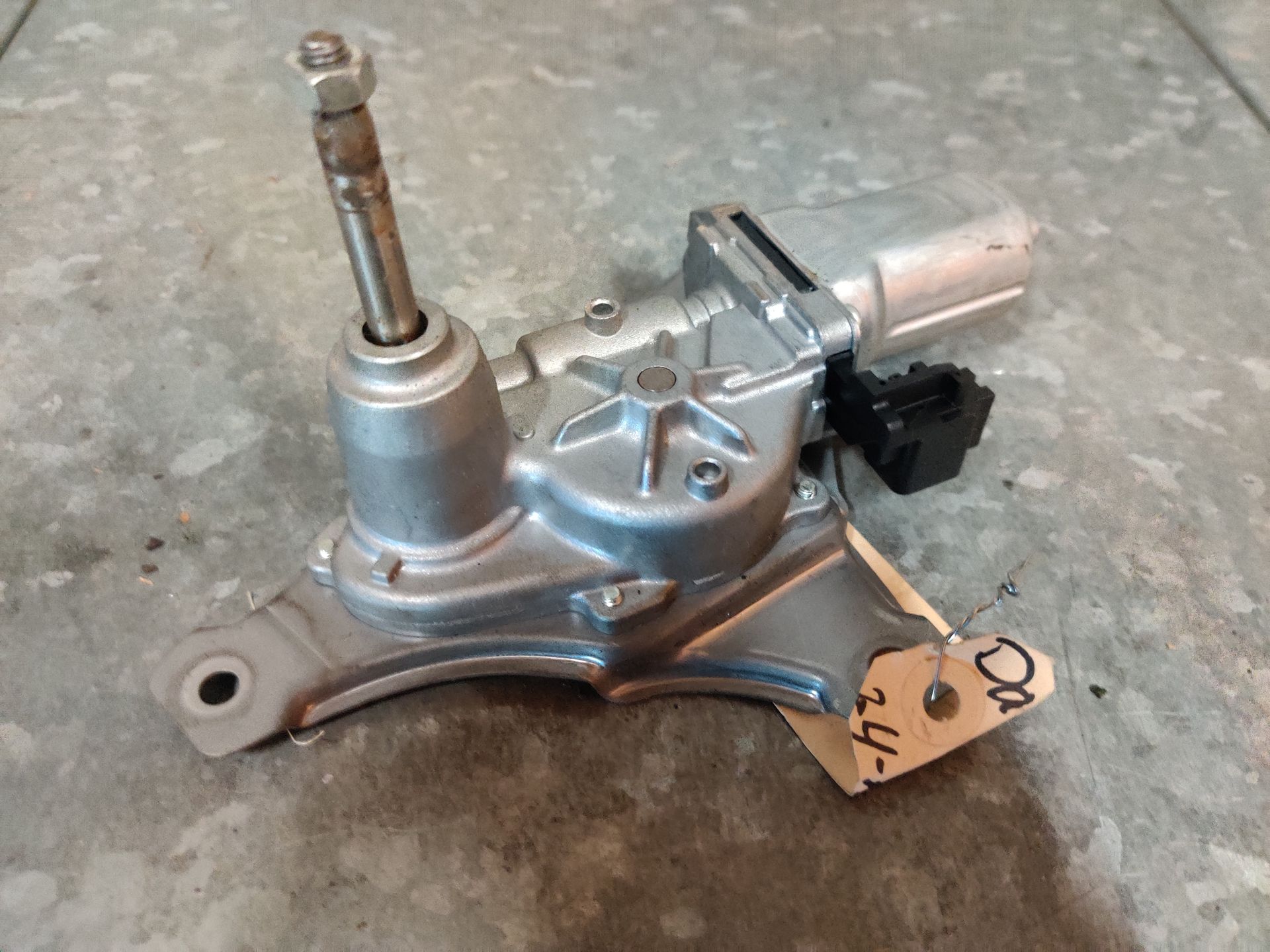 Daihatsu Cuore ruitenwissermotor van de achterklep uit een 2008 model, 5 deurs.